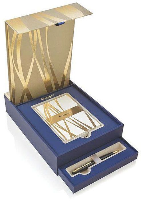 Waterman Ручка шариковая Carene Black Sea GT синяя с конвертами и открыткамиWAT-1937585 Waterman Ручка шариковая Carene Black Sea GT синяя с конвертами и открыткамиWAT-1937585Картонная коробка высота 7 см, длина 27 см, ширина 19,5 см. Снаружи отделана: крышка золотистой бумагой с Логотипом, сама коробка синим цветом. Внутри отделана бежевым бархатным нанесением нишы под ручки и конверты, общий фон синим. Двойное дно - выходит при открытии коробки. Вложение набора 10 конвертов и открыток , шариковая ручка Waterman CARENE Black Sea GT, черный корпус, позолоч.детали, синие чернила, M арт.WAT-S0700380.