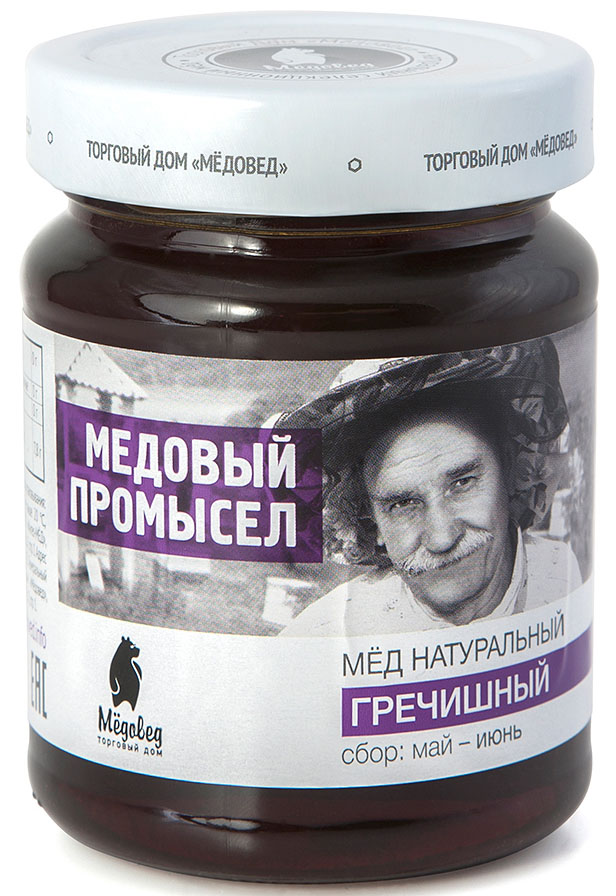 Медовед Медовый промысел мед пчелиный натуральный гречишный, 350 г0120710 Медовед Медовый промысел мед пчелиный натуральный гречишный, 350 г0120710Выгодными отличиями гречишного меда Медовед от других сортов являются насыщенный, терпкий, горьковатый вкус и благородный тёмный оттенок. Особый состав этого продукта обеспечивает его быструю кристаллизацию, благодаря которой консистенция становится тягучей, карамельной. Мед очень аппетитно выглядит, имеет яркий приятный аромат. Несомненным достоинством гречишного мёда является его повышенная биологическая активность. Он буквально обжигает язык, потому что обладает антибактериальными свойствами. Этот продукт широко используется для лечения простуды, гриппа и для укрепления иммунной системы.
