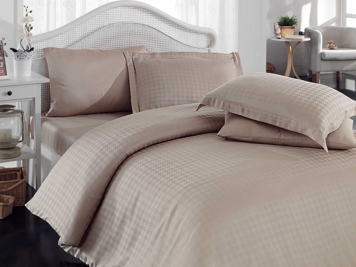Комплект белья Hobby Home Collection Diamond Houndstooth, евро, наволочки 70x70, цвет: бежевый391602 Комплект белья Hobby Home Collection Diamond Houndstooth, евро, наволочки 70x70, цвет: бежевый391602Комплект белья Hobby Home Collection состоит из простыни, пододеяльника и 4 наволочек. Белье выполнено из бамбуковой пряжи - мягкого и легкого материала с приятным блеском. Хорошо пропускает влагу.По тонкости и белизне бамбук напоминает классическую вискозу, а также обладает высокой прочностью. К тому же в противовес другим натуральным тканям, он практически не меняется и не электризуется. Даже после пятидесяти стирок, ткань остается антибактериальной.Постельное белье из такой ткани идеально подходит для аллергиков и детей, поскольку не вызывает аллергии. Есть еще одно свойство бамбука - он полезен для кожи благодаря содержащимся в бамбуке аминокислотам.