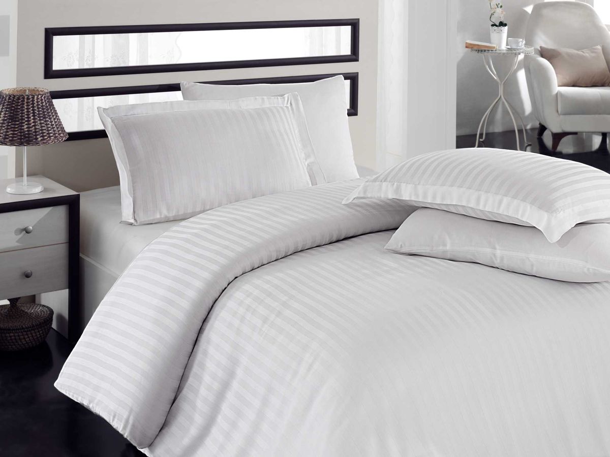 Комплект белья Hobby Home Collection Diamond Stripe, евро, наволочки 50x70, 70x70, цвет: белый391602 Комплект белья Hobby Home Collection Diamond Stripe, евро, наволочки 50x70, 70x70, цвет: белый391602Комплект белья Hobby Home Collection состоит из простыни, пододеяльника и 4 наволочек. Белье выполнено из бамбуковой пряжи - мягкого и легкого материала с приятным блеском. Хорошо пропускает влагу.По тонкости и белизне бамбук напоминает классическую вискозу, а также обладает высокой прочностью. К тому же в противовес другим натуральным тканям, он практически не меняется и не электризуется. Даже после пятидесяти стирок, ткань остается антибактериальной.Постельное белье из такой ткани идеально подходит для аллергиков и детей, поскольку не вызывает аллергии. Есть еще одно свойство бамбука - он полезен для кожи благодаря содержащимся в бамбуке аминокислотам.