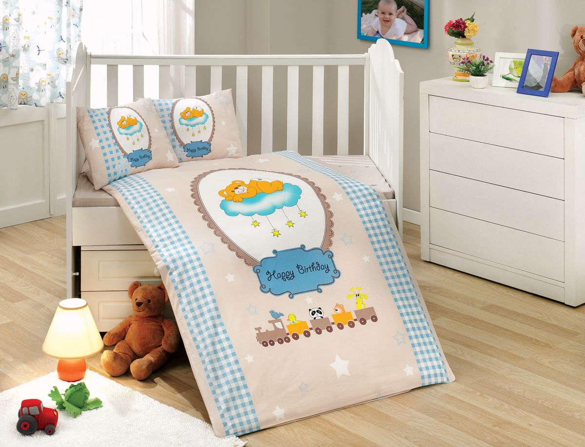 Hobby Home Collection Комплект детского белья Bambam, наволочки 35x45, цвет: синий1501000006 Hobby Home Collection Комплект детского белья Bambam, наволочки 35x45, цвет: синий1501000006Комплект детского белья Bambam: Пододеяльник 1шт - 100x150 см. Простыня 1 шт - 100x150 см.Наволочка 2 шт - 35x45 см.Наволочка 1 шт - 40х60 см.По легенде этот материал впервые произвели во французской резиденции Папы Римского, городе Авиньон. За это ткань назвали поплином, что означает папский. По своим характеристикам она напоминает бязь, однако, на ощупь гораздо более мягкая и гладкая. Прекрасные потребительские качества обеспечили поплину популярность у розничного покупателя: ткань не выцветает и не мнется, ее можно не гладить вообще; не линяет и не деформируется при стирке до сорока градусов; на сто процентов состоит из натуральных хлопковых волокон.