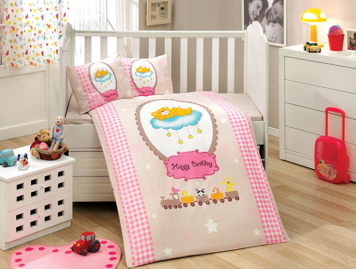 Hobby Home Collection Комплект детского белья Bambam, наволочки 35x45, цвет: розовый364197 Hobby Home Collection Комплект детского белья Bambam, наволочки 35x45, цвет: розовый364197Комплект детского белья Bambam:Пододеяльник 1шт - 100x150 см. Простыня 1 шт - 100x150 см.Наволочка 2 шт - 35x45 см.Наволочка 1 шт - 40х60 см.По легенде этот материал впервые произвели во французской резиденции Папы Римского, городе Авиньон. За это ткань назвали поплином, что означает папский. По своим характеристикам она напоминает бязь, однако, на ощупь гораздо более мягкая и гладкая. Прекрасные потребительские качества обеспечили поплину популярность у розничного покупателя: ткань не выцветает и не мнется, ее можно не гладить вообще; не линяет и не деформируется при стирке до сорока градусов; на сто процентов состоит из натуральных хлопковых волокон.