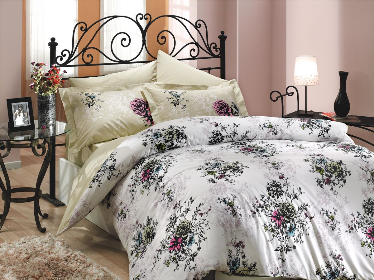 Комплект белья Hobby Home Collection Carmen, евро, наволочки 50x70, 70x70, цвет: бежевыйRC-100BWC Комплект белья Hobby Home Collection Carmen, евро, наволочки 50x70, 70x70, цвет: бежевыйRC-100BWCКомплект белья Hobby Home Collection состоит из простыни, пододеяльника и 4 наволочек. Белье выполнено из поплина - это ткань из 100% натурального хлопка. По легенде этот материал впервые произвели во французской резиденции Папы Римского, городе Авиньон. За это ткань назвали поплином, что означает папский. По своим характеристикам она напоминает бязь, однако, на ощупь гораздо более мягкая и гладкая. Прекрасные потребительские качества обеспечили поплину популярность у розничного покупателя: ткань не выцветает и не мнется, ее можно не гладить вообще; не линяет и не деформируется при стирке до сорока градусов; на сто процентов состоит из натуральных хлопковых волокон.