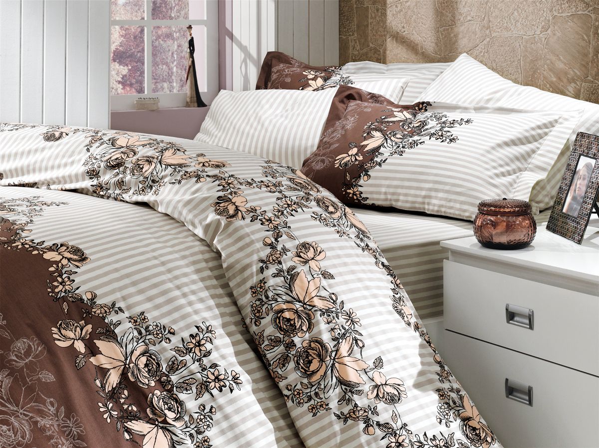Комплект белья Hobby Home Collection Delfina, 1,5-спальный, наволочки 50x70, 70x70, цвет: коричневыйRC-100BWC Комплект белья Hobby Home Collection Delfina, 1,5-спальный, наволочки 50x70, 70x70, цвет: коричневыйRC-100BWCКомплект белья Hobby Home Collection состоит из простыни, пододеяльника и 2 наволочек. Белье выполнено из поплина - это ткань из 100% натурального хлопка. По легенде этот материал впервые произвели во французской резиденции Папы Римского, городе Авиньон. За это ткань назвали поплином, что означает папский. По своим характеристикам она напоминает бязь, однако, на ощупь гораздо более мягкая и гладкая. Прекрасные потребительские качества обеспечили поплину популярность у розничного покупателя: ткань не выцветает и не мнется, ее можно не гладить вообще; не линяет и не деформируется при стирке до сорока градусов; на сто процентов состоит из натуральных хлопковых волокон.