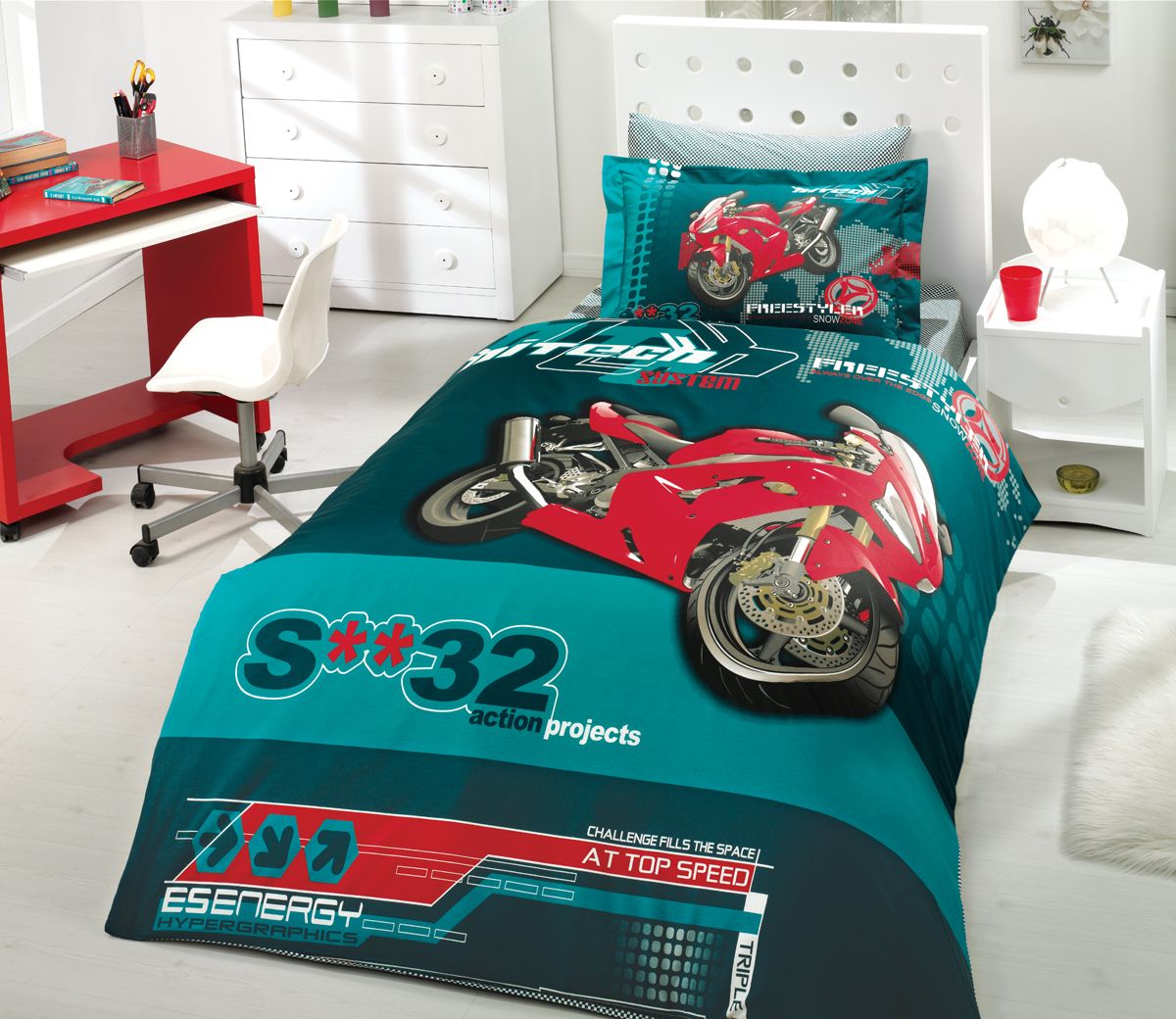 Комплект белья Hobby Home Collection Extreme, 1,5-спальный, наволочки 50x70, 70x70S03301004 Комплект белья Hobby Home Collection Extreme, 1,5-спальный, наволочки 50x70, 70x70S03301004Комплект детского постельного белья Hobby Home Collection состоит из простыни, пододеяльника и 2 наволочек. Белье выполнено из поплина - это ткань из 100% натурального хлопка. По легенде этот материал впервые произвели во французской резиденции Папы Римского, городе Авиньон. За это ткань назвали поплином, что означает папский. По своим характеристикам она напоминает бязь, однако, на ощупь гораздо более мягкая и гладкая. Прекрасные потребительские качества обеспечили поплину популярность у розничного покупателя: ткань не выцветает и не мнется, ее можно не гладить вообще; не линяет и не деформируется при стирке до сорока градусов; на сто процентов состоит из натуральных хлопковых волокон.