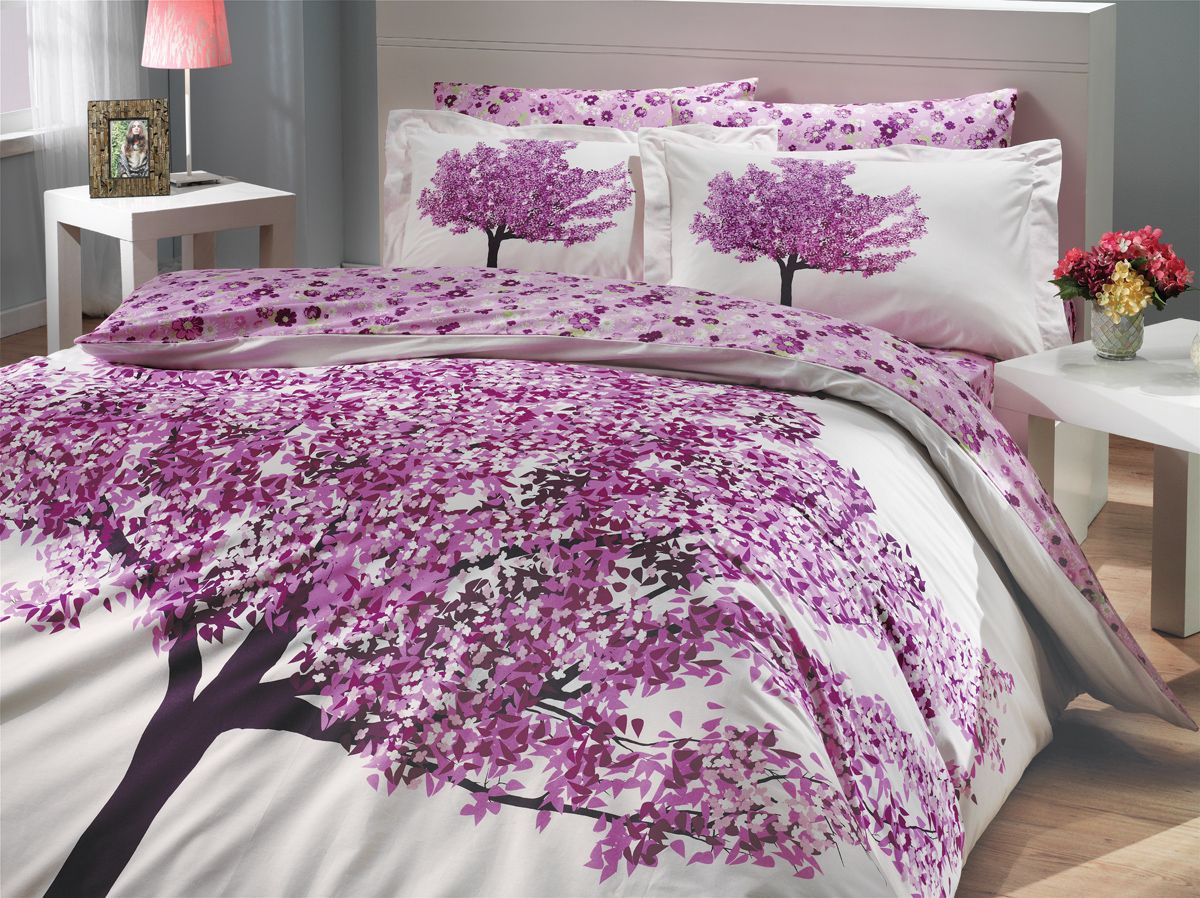 Комплект белья Hobby Home Collection Florentina, евро, наволочки 50x70, 70x70, цвет: фиолетовыйU210DF Комплект белья Hobby Home Collection Florentina, евро, наволочки 50x70, 70x70, цвет: фиолетовыйU210DFКомплект белья Hobby Home Collection состоит из простыни, пододеяльника и 4 наволочек. Белье выполнено из поплина - это ткань из 100% натурального хлопка. По легенде этот материал впервые произвели во французской резиденции Папы Римского, городе Авиньон. За это ткань назвали поплином, что означает папский. По своим характеристикам она напоминает бязь, однако, на ощупь гораздо более мягкая и гладкая. Прекрасные потребительские качества обеспечили поплину популярность у розничного покупателя: ткань не выцветает и не мнется, ее можно не гладить вообще; не линяет и не деформируется при стирке до сорока градусов; на сто процентов состоит из натуральных хлопковых волокон.