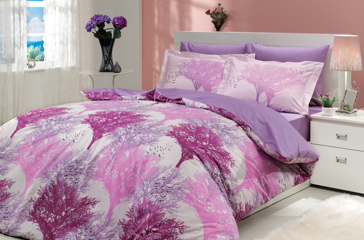 Комплект белья Hobby Home Collection Juillet, 1,5-спальный, наволочка 50х70, цвет: фуксия391602 Комплект белья Hobby Home Collection Juillet, 1,5-спальный, наволочка 50х70, цвет: фуксия391602Комплект постельного белья Hobby Home Collection изготовлен из высококачественного поплина. Поплин - это ткань, изготавливаемая традиционным полотняным плетением из 100% хлопка, но из нитей разного калибра, за счет чего полотно получается с легким рубчиковым рельефом. По многим характеристикам ткань похожа на бязь, но на ощупь гораздо приятнее — более гладкая и мягкая. Поплин обладает лучшими свойствами ткани для постельного белья. Он плотный и в то же время мягкий на ощупь, износостойкий, немнущийся, гигроскопичный и неприхотливый в уходе, а после стирки практически не нуждается в глажке. Поплин обладает множеством преимуществ: - белье из него плотное, прочное и износостойкое; - не выцветает и не сминается; - не линяет и не деформируется (при стирке до 40°С); - натуральный хлопок в составе обеспечивает абсолютную гигиеничность постельного белья; - поплин хорошо вентилируется и впитывает влагу, отводя ее излишки от тела. По легенде этот материал впервые произвели во французской резиденции Папы Римского, городе Авиньон. За это ткань назвали поплином, что означает папский. С тех пор, вслед за Европой, полотно покорило весь мир, и на сегодня это самый востребованный материал для постельного белья. Постельное белье имеет 3D рисунок. Это объемный рисунок, который позволяет увидеть изображение более реальным, живым. 3D печать на постельном белье невозможна простым способом. Для достижения высокого качества применяется Digital textile printing (англ. Digital textile printing - прямая цифровая печать по текстилю) — способ нанесения изображения на ткань, предполагающий прямую реактивную печать. Сам вид такой печати обеспечивает долговечность нанесенного изображения. На ткань, наносится ультрачеткое и яркое 3D изображение, вследствие чего картинка выглядит очень реалистично. Просматриваются даже самые мелкие детали. Постельное белье из поплина способно не только создать идеальные условия для сна, но и стать настоящим украшением вашей спальни.