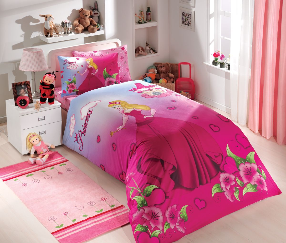Комплект белья Hobby Home Collection Prenses, 1,5-спальный, наволочка 50х70, цвет: фуксия10503 Комплект белья Hobby Home Collection Prenses, 1,5-спальный, наволочка 50х70, цвет: фуксия10503Комплект постельного белья Hobby Home Collection изготовлен из высококачественного поплина. Поплин - это ткань, изготавливаемая традиционным полотняным плетением из 100% хлопка, но из нитей разного калибра, за счет чего полотно получается с легким рубчиковым рельефом. По многим характеристикам ткань похожа на бязь, но на ощупь гораздо приятнее — более гладкая и мягкая. Поплин обладает лучшими свойствами ткани для постельного белья. Он плотный и в то же время мягкий на ощупь, износостойкий, немнущийся, гигроскопичный и неприхотливый в уходе, а после стирки практически не нуждается в глажке. Поплин обладает множеством преимуществ: - белье из него плотное, прочное и износостойкое; - не выцветает и не сминается; - не линяет и не деформируется (при стирке до 40°С); - натуральный хлопок в составе обеспечивает абсолютную гигиеничность постельного белья; - поплин хорошо вентилируется и впитывает влагу, отводя ее излишки от тела. По легенде этот материал впервые произвели во французской резиденции Папы Римского, городе Авиньон. За это ткань назвали поплином, что означает папский. С тех пор, вслед за Европой, полотно покорило весь мир, и на сегодня это самый востребованный материал для постельного белья. Постельное белье имеет 3D рисунок. Это объемный рисунок, который позволяет увидеть изображение более реальным, живым. 3D печать на постельном белье невозможна простым способом. Для достижения высокого качества применяется Digital textile printing (англ. Digital textile printing - прямая цифровая печать по текстилю) — способ нанесения изображения на ткань, предполагающий прямую реактивную печать. Сам вид такой печати обеспечивает долговечность нанесенного изображения. На ткань, наносится ультрачеткое и яркое 3D изображение, вследствие чего картинка выглядит очень реалистично. Просматриваются даже самые мелкие детали. Постельное белье из поплина способно не только создать идеальные условия для сна, но и стать настоящим украшением вашей спальни.