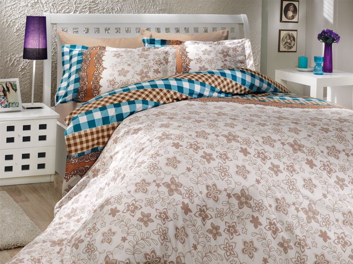 Комплект белья Hobby Home Collection Serena, евро, наволочки 50x70, 70x70, цвет: синий391602 Комплект белья Hobby Home Collection Serena, евро, наволочки 50x70, 70x70, цвет: синий391602Комплект постельного белья Hobby Home Collection изготовлен из высококачественного поплина. Поплин - это ткань, изготавливаемая традиционным полотняным плетением из 100% хлопка, но из нитей разного калибра, за счет чего полотно получается с легким рубчиковым рельефом. По многим характеристикам ткань похожа на бязь, но на ощупь гораздо приятнее — более гладкая и мягкая. Поплин обладает лучшими свойствами ткани для постельного белья. Он плотный и в то же время мягкий на ощупь, износостойкий, немнущийся, гигроскопичный и неприхотливый в уходе, а после стирки практически не нуждается в глажке. Поплин обладает множеством преимуществ: - белье из него плотное, прочное и износостойкое; - не выцветает и не сминается; - не линяет и не деформируется (при стирке до 40°С); - натуральный хлопок в составе обеспечивает абсолютную гигиеничность постельного белья; - поплин хорошо вентилируется и впитывает влагу, отводя ее излишки от тела. По легенде этот материал впервые произвели во французской резиденции Папы Римского, городе Авиньон. За это ткань назвали поплином, что означает папский. С тех пор, вслед за Европой, полотно покорило весь мир, и на сегодня это самый востребованный материал для постельного белья. Постельное белье имеет 3D рисунок. Это объемный рисунок, который позволяет увидеть изображение более реальным, живым. 3D печать на постельном белье невозможна простым способом. Для достижения высокого качества применяется Digital textile printing (англ. Digital textile printing - прямая цифровая печать по текстилю) — способ нанесения изображения на ткань, предполагающий прямую реактивную печать. Сам вид такой печати обеспечивает долговечность нанесенного изображения. На ткань, наносится ультрачеткое и яркое 3D изображение, вследствие чего картинка выглядит очень реалистично. Просматриваются даже самые мелкие детали. Постельное белье из поплина способно не только создать идеальные условия для сна, но и стать настоящим украшением вашей спальни.