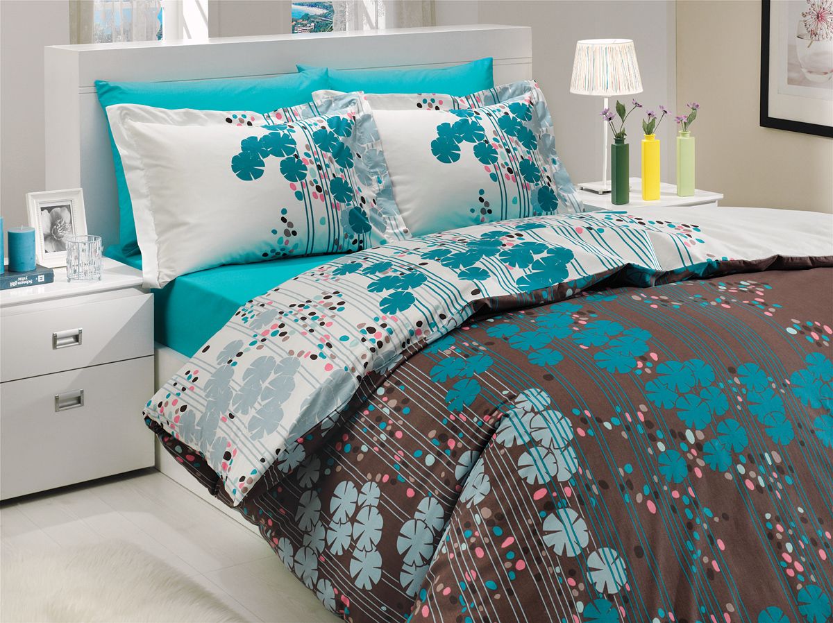 Комплект белья Hobby Home Collection Ventura, 1,5-спальный, наволочка 50х70, цвет: бирюзовыйU210DF Комплект белья Hobby Home Collection Ventura, 1,5-спальный, наволочка 50х70, цвет: бирюзовыйU210DFКомплект постельного белья Hobby Home Collection изготовлен из высококачественного поплина. Поплин - это ткань, изготавливаемая традиционным полотняным плетением из 100% хлопка, но из нитей разного калибра, за счет чего полотно получается с легким рубчиковым рельефом. По многим характеристикам ткань похожа на бязь, но на ощупь гораздо приятнее — более гладкая и мягкая. Поплин обладает лучшими свойствами ткани для постельного белья. Он плотный и в то же время мягкий на ощупь, износостойкий, немнущийся, гигроскопичный и неприхотливый в уходе, а после стирки практически не нуждается в глажке. Поплин обладает множеством преимуществ: - белье из него плотное, прочное и износостойкое; - не выцветает и не сминается; - не линяет и не деформируется (при стирке до 40°С); - натуральный хлопок в составе обеспечивает абсолютную гигиеничность постельного белья; - поплин хорошо вентилируется и впитывает влагу, отводя ее излишки от тела. По легенде этот материал впервые произвели во французской резиденции Папы Римского, городе Авиньон. За это ткань назвали поплином, что означает папский. С тех пор, вслед за Европой, полотно покорило весь мир, и на сегодня это самый востребованный материал для постельного белья. Постельное белье имеет 3D рисунок. Это объемный рисунок, который позволяет увидеть изображение более реальным, живым. 3D печать на постельном белье невозможна простым способом. Для достижения высокого качества применяется Digital textile printing (англ. Digital textile printing - прямая цифровая печать по текстилю) — способ нанесения изображения на ткань, предполагающий прямую реактивную печать. Сам вид такой печати обеспечивает долговечность нанесенного изображения. На ткань, наносится ультрачеткое и яркое 3D изображение, вследствие чего картинка выглядит очень реалистично. Просматриваются даже самые мелкие детали. Постельное белье из поплина способно не только создать идеальные условия для сна, но и стать настоящим украшением вашей спальни.