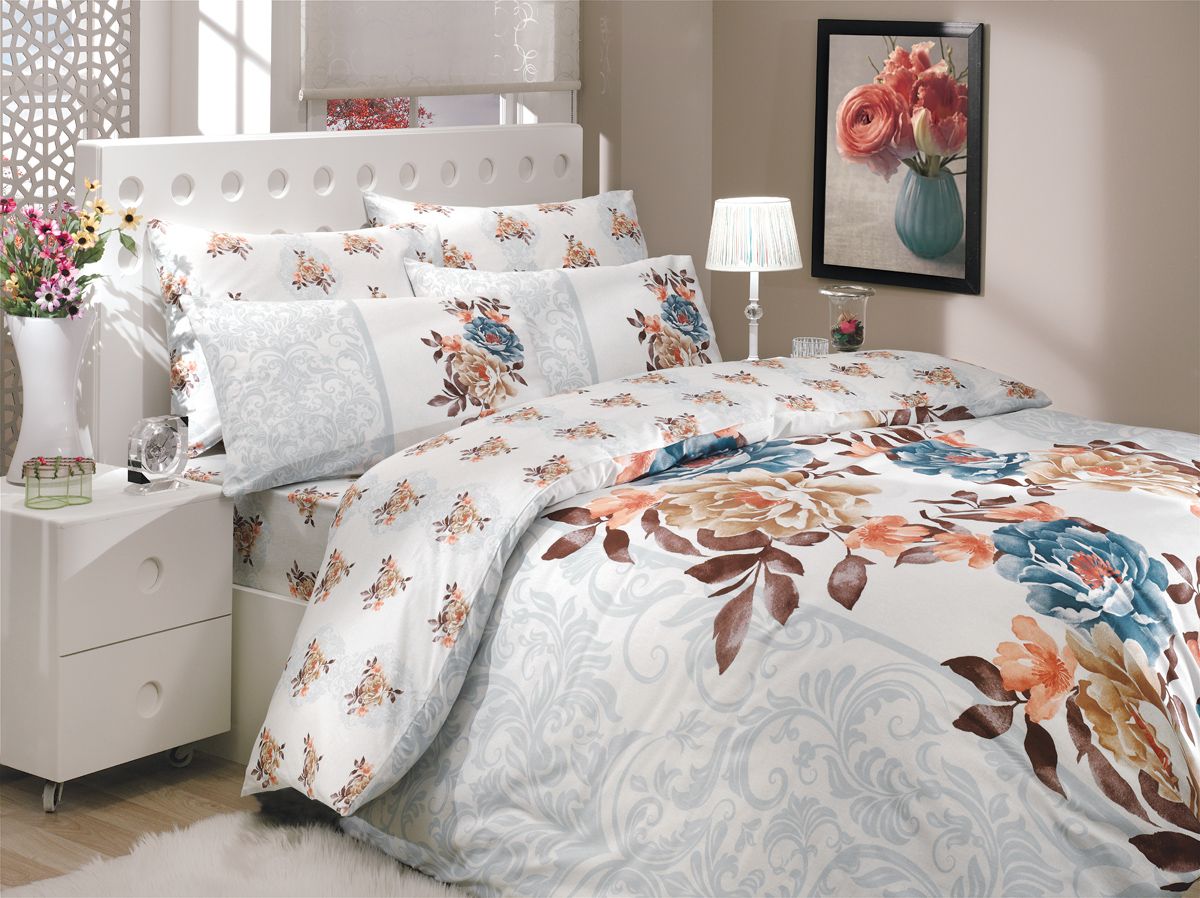 Комплект белья Hobby Home Collection Delicia, 1,5-спальный, наволочки 50x70, 70x70, цвет: синий391602 Комплект белья Hobby Home Collection Delicia, 1,5-спальный, наволочки 50x70, 70x70, цвет: синий391602Комплект белья Hobby Home Collection состоит из простыни, пододеяльника и 2 наволочек. Белье выполнено из ранфорса - это ткань из 100% натурального хлопка, которая легко стирается, практичнее льна, подстраивается под температуру воздуха - зимой на таком белье тепло, летом - прохладно. Мягкость и нежность материала создает чувство комфорта и защищенности. У хлопка хорошая проводимость тепла, поэтому постельное белье из него может надолго оставаться свежим. Постельное белье с оригинальными дизайнами станет отличным выбором для людей, стремящихся всегда быть стильными.