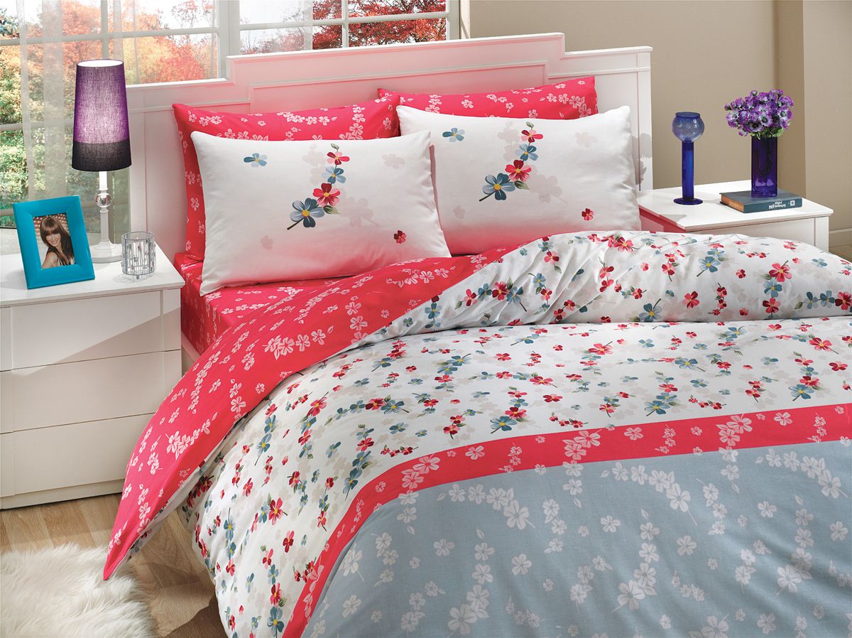 Комплект белья Hobby Home Collection Ilya, семейный, наволочки 50x70, 70x70, цвет: синийRC-100BWC Комплект белья Hobby Home Collection Ilya, семейный, наволочки 50x70, 70x70, цвет: синийRC-100BWCКомплект белья Hobby Home Collection состоит из простыни, 2 пододеяльников и 4 наволочек. Белье выполнено из ранфорса - это ткань из 100% натурального хлопка, которая легко стирается, практичнее льна, подстраивается под температуру воздуха - зимой на таком белье тепло, летом - прохладно. Мягкость и нежность материала создает чувство комфорта и защищенности. У хлопка хорошая проводимость тепла, поэтому постельное белье из него может надолго оставаться свежим. Постельное белье с оригинальными дизайнами станет отличным выбором для людей, стремящихся всегда быть стильными.