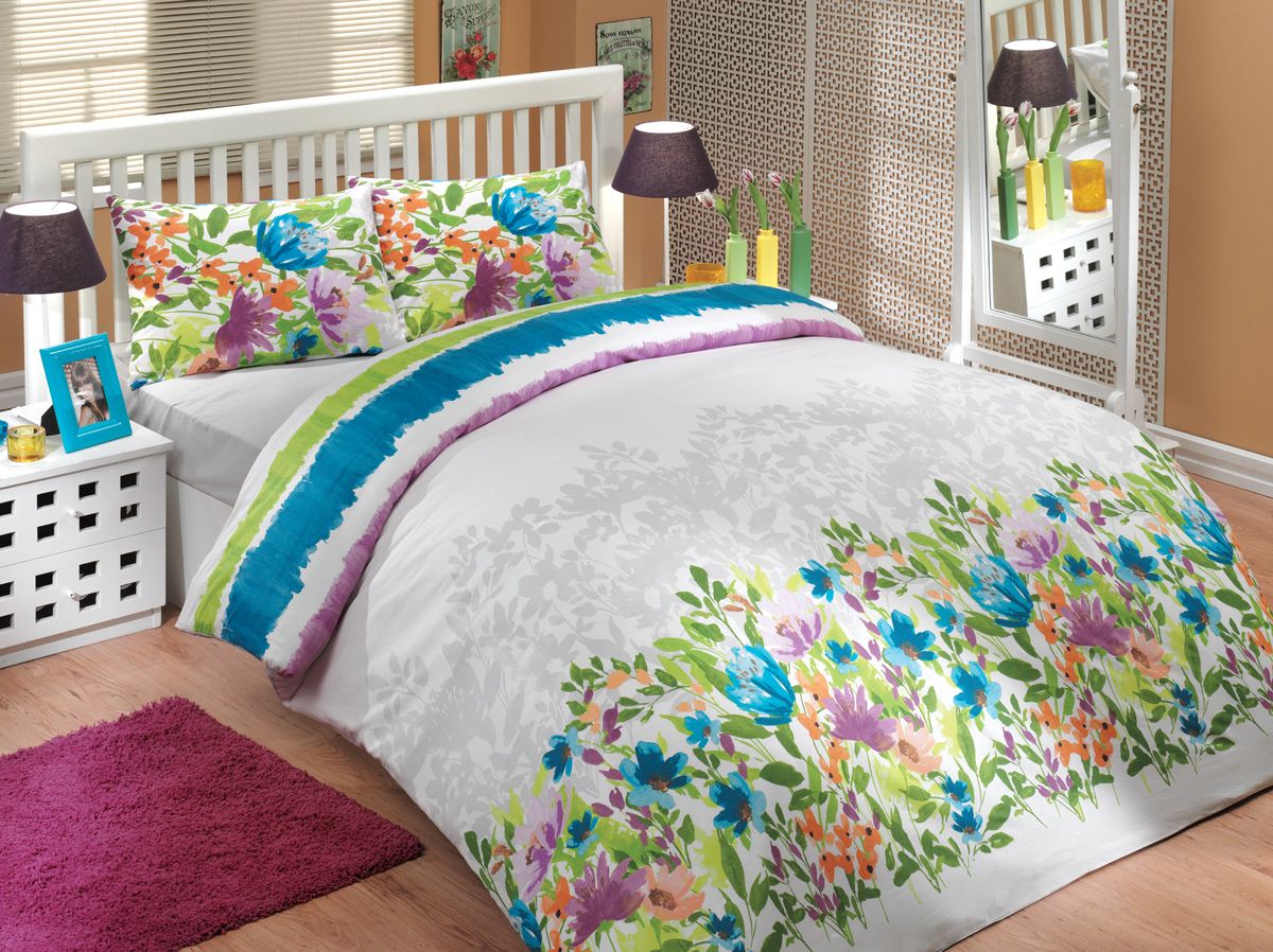 Комплект белья Hobby Home Collection Lilian, евро, наволочки 50x70, 70x70, цвет: синий6221М Комплект белья Hobby Home Collection Lilian, евро, наволочки 50x70, 70x70, цвет: синий6221МКомплект постельного белья Hobby Home Collection изготовлен из высококачественного ранфорса (100% натурального хлопка). Ранфорс по своим техническим и тактильным свойствам значительно лучше бязи, практичнее льна и служит более недорогой альтернативой сатину. Ткань подстраивается под температуру воздуха: зимой на таком белье тепло, а летом прохладно. Белье легко стирается, обладает высокой гигроскопичностью и воздухопроницаемостью. Оно является достаточно прочным и стойким к деформациям, поэтому способно выдержать многочисленные циклы стирки. При этом на протяжении всего срока службы белье сохраняет мягкость и легкость. Стильный продукт с оригинальными дизайнами станет отличным выбором для людей, стремящихся всегда быть в центре внимания.