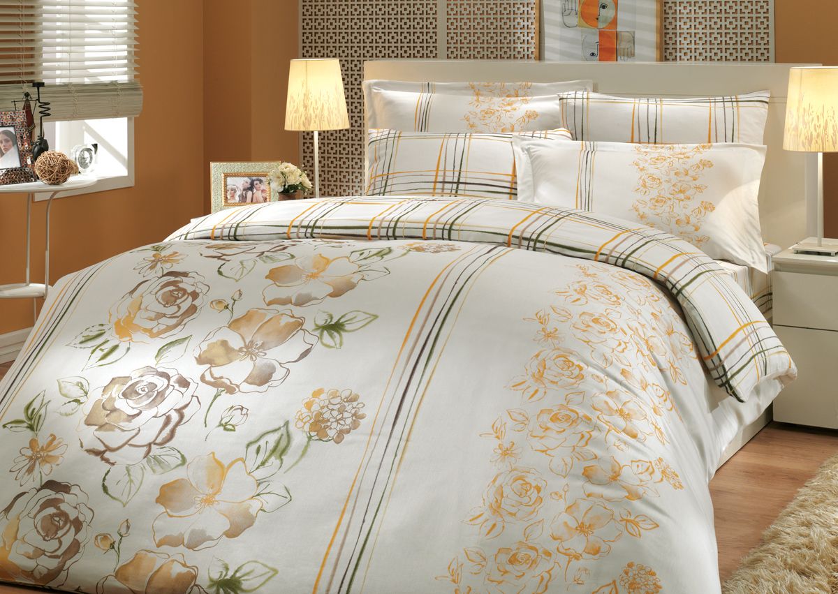 Комплект белья Hobby Home Collection Arabella, семейный, наволочки 50x70, 70x70, цвет: коричневый391602 Комплект белья Hobby Home Collection Arabella, семейный, наволочки 50x70, 70x70, цвет: коричневый391602Комплект белья Hobby Home Collection состоит из простыни, 2 пододеяльников и 4 наволочек. Белье выполнено из сатина. Это блестящая и плотная ткань из 100% натурального хлопка высокого качества, изготовленная путем сложного переплетения нескольких видов нитей. Сатиновое переплетение придает тканям повышенное сопротивление к истиранию. Красивый, изысканный внешний вид, мягкость и нежность ткани позволяет сравнивать сатин с шелком. А по прочности и долговечности сатину вообще нет равных, белье из этой благородной ткани выдерживает более 200 стирок, сохраняя при этом безупречный внешний вид. Помимо своих внешних качеств, ткань отличается хорошей способностью пропускать воздух и прекрасно впитывать влагу, благодаря чему оно подойдет людям, которые не переносят синтетическую ткань и прочие материалы, смешанные с синтетикой. Белье практически не мнется и легко стирается.