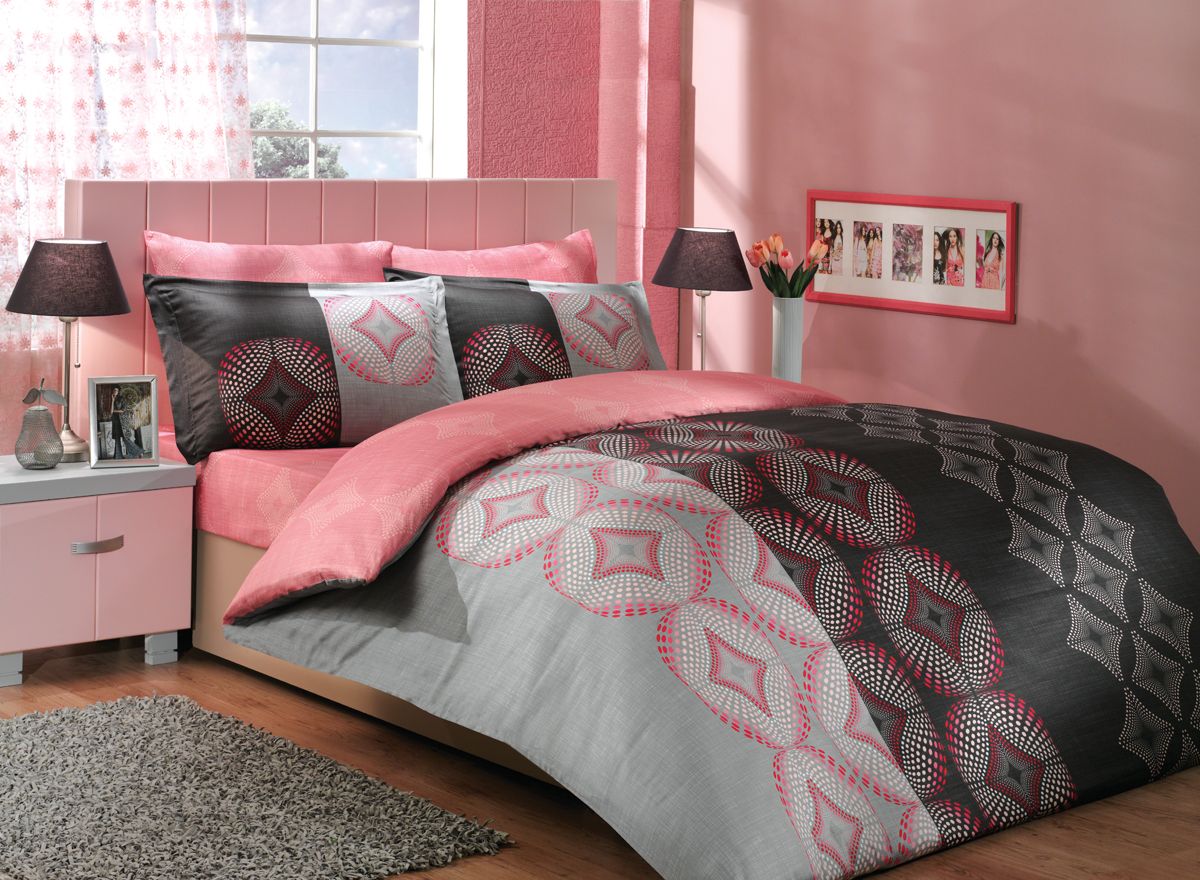 Комплект белья Hobby Home Collection Gris, семейный, наволочки 50x70, 70x70, цвет: серый391602 Комплект белья Hobby Home Collection Gris, семейный, наволочки 50x70, 70x70, цвет: серый391602Комплект белья Hobby Home Collection состоит из простыни, 2 пододеяльников и 4 наволочек. Белье выполнено из сатина. Это блестящая и плотная ткань из 100% натурального хлопка высокого качества, изготовленная путем сложного переплетения нескольких видов нитей. Сатиновое переплетение придает тканям повышенное сопротивление к истиранию. Красивый, изысканный внешний вид, мягкость и нежность ткани позволяет сравнивать сатин с шелком. А по прочности и долговечности сатину вообще нет равных, белье из этой благородной ткани выдерживает более 200 стирок, сохраняя при этом безупречный внешний вид. Помимо своих внешних качеств, ткань отличается хорошей способностью пропускать воздух и прекрасно впитывать влагу, благодаря чему оно подойдет людям, которые не переносят синтетическую ткань и прочие материалы, смешанные с синтетикой. Белье практически не мнется и легко стирается.
