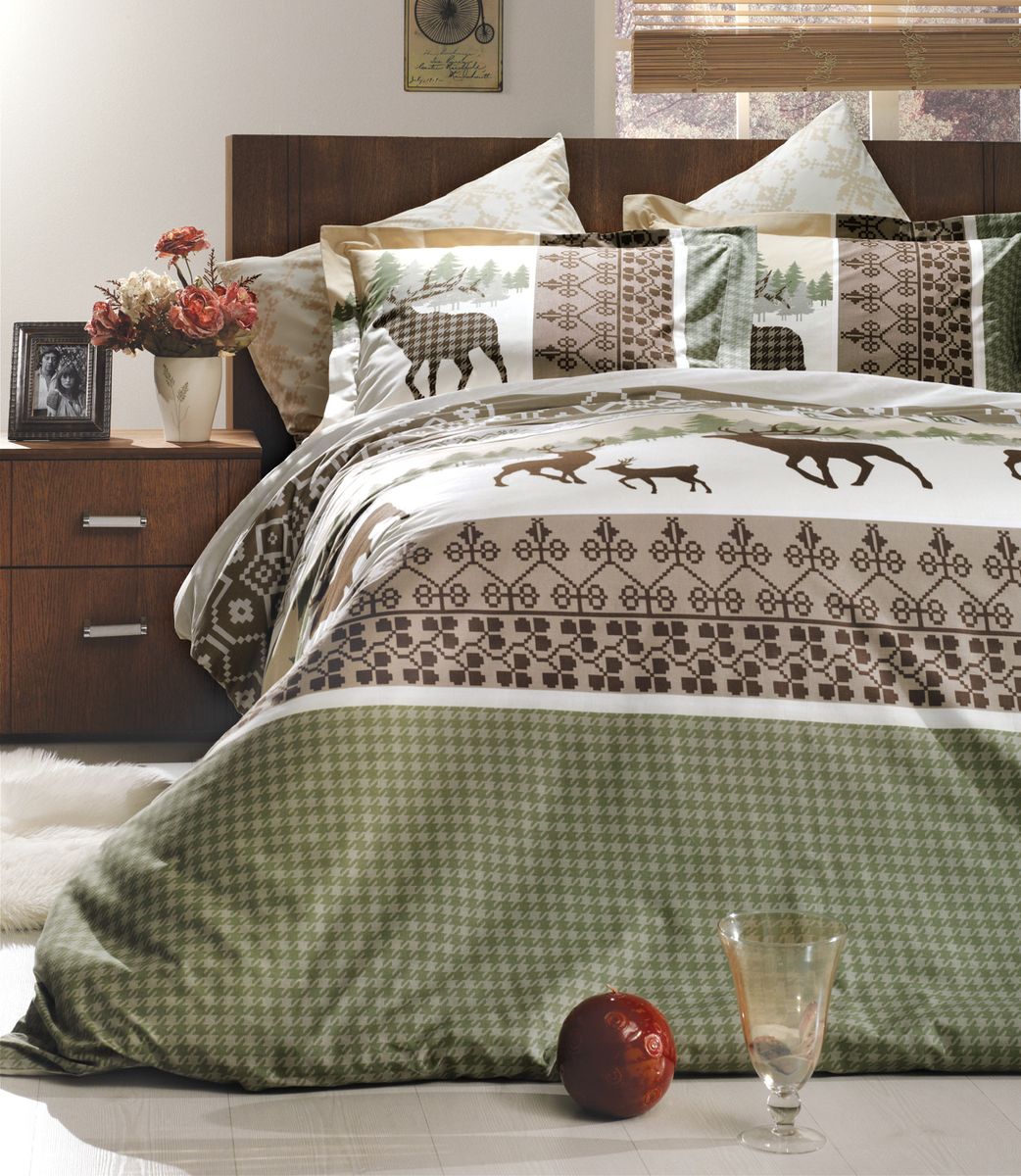 Комплект белья Hobby Home Collection Carilla, 2-спальный, наволочки 70x70, цвет: зеленыйSVC-300 Комплект белья Hobby Home Collection Carilla, 2-спальный, наволочки 70x70, цвет: зеленыйSVC-300Комплект белья Hobby Home Collection состоит из простыни, пододеяльника и 4 наволочек. Белье выполнено из поплина - это ткань из 100% натурального хлопка. По легенде этот материал впервые произвели во французской резиденции Папы Римского, городе Авиньон. За это ткань назвали поплином, что означает папский. По своим характеристикам она напоминает бязь, однако, на ощупь гораздо более мягкая и гладкая. Прекрасные потребительские качества обеспечили поплину популярность у розничного покупателя: ткань не выцветает и не мнется, ее можно не гладить вообще; не линяет и не деформируется при стирке до сорока градусов; на сто процентов состоит из натуральных хлопковых волокон.