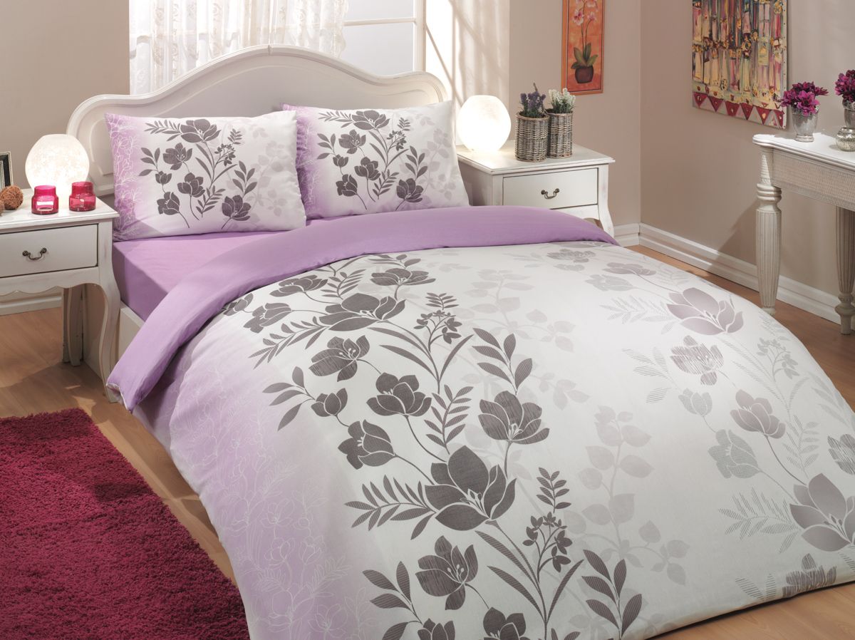 Комплект белья Hobby Home Collection Flore, 2-спальный, наволочки 70x70, цвет: лиловый391602 Комплект белья Hobby Home Collection Flore, 2-спальный, наволочки 70x70, цвет: лиловый391602Комплект белья Hobby Home Collection состоит из простыни, пододеяльника и 4 наволочек. Белье выполнено из ранфорса - это ткань из 100% натурального хлопка, которая легко стирается, практичнее льна, подстраивается под температуру воздуха - зимой на таком белье тепло, летом - прохладно. Мягкость и нежность материала создает чувство комфорта и защищенности. У хлопка хорошая проводимость тепла, поэтому постельное белье из него может надолго оставаться свежим. Постельное белье с оригинальными дизайнами станет отличным выбором для людей, стремящихся всегда быть стильными.