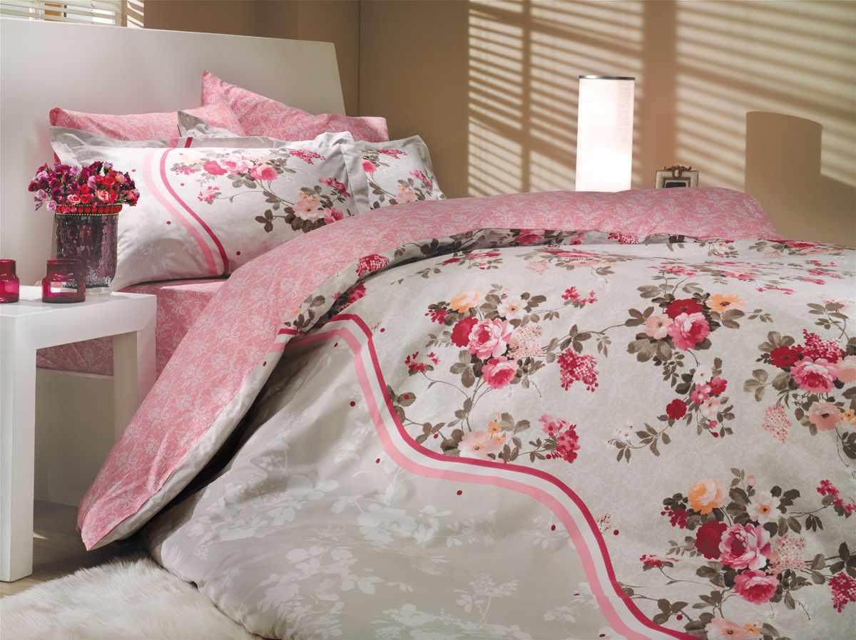 Комплект белья Hobby Home Collection Susana, 2-спальный, наволочки 50х70, 70х70, цвет: розовый10503 Комплект белья Hobby Home Collection Susana, 2-спальный, наволочки 50х70, 70х70, цвет: розовый10503Комплект постельного белья Hobby Home Collection изготовлен из высококачественного поплина. Поплин - это ткань, изготавливаемая традиционным полотняным плетением из 100% хлопка, но из нитей разного калибра, за счет чего полотно получается с легким рубчиковым рельефом. По многим характеристикам ткань похожа на бязь, но на ощупь гораздо приятнее — более гладкая и мягкая. Поплин обладает лучшими свойствами ткани для постельного белья. Он плотный и в то же время мягкий на ощупь, износостойкий, немнущийся, гигроскопичный и неприхотливый в уходе, а после стирки практически не нуждается в глажке. Поплин обладает множеством преимуществ: - белье из него плотное, прочное и износостойкое; - не выцветает и не сминается; - не линяет и не деформируется (при стирке до 40°С); - натуральный хлопок в составе обеспечивает абсолютную гигиеничность постельного белья; - поплин хорошо вентилируется и впитывает влагу, отводя ее излишки от тела. По легенде этот материал впервые произвели во французской резиденции Папы Римского, городе Авиньон. За это ткань назвали поплином, что означает папский. С тех пор, вслед за Европой, полотно покорило весь мир, и на сегодня это самый востребованный материал для постельного белья. Постельное белье имеет 3D рисунок. Это объемный рисунок, который позволяет увидеть изображение более реальным, живым. 3D печать на постельном белье невозможна простым способом. Для достижения высокого качества применяется Digital textile printing (англ. Digital textile printing - прямая цифровая печать по текстилю) — способ нанесения изображения на ткань, предполагающий прямую реактивную печать. Сам вид такой печати обеспечивает долговечность нанесенного изображения. На ткань, наносится ультрачеткое и яркое 3D изображение, вследствие чего картинка выглядит очень реалистично. Просматриваются даже самые мелкие детали. Постельное белье из поплина способно не только создать идеальные условия для сна, но и стать настоящим украшением вашей спальни.