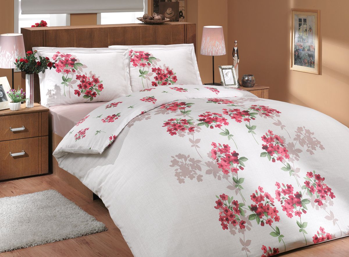 Комплект белья Hobby Home Collection Viyella, 2-спальный, наволочки 50х70, 70х70, цвет: красный391602 Комплект белья Hobby Home Collection Viyella, 2-спальный, наволочки 50х70, 70х70, цвет: красный391602Комплект постельного белья Hobby Home Collection изготовлен из высококачественного ранфорса (100% натурального хлопка). Ранфорс по своим техническим и тактильным свойствам значительно лучше бязи, практичнее льна и служит более недорогой альтернативой сатину. Ткань подстраивается под температуру воздуха: зимой на таком белье тепло, а летом прохладно. Белье легко стирается, обладает высокой гигроскопичностью и воздухопроницаемостью. Оно является достаточно прочным и стойким к деформациям, поэтому способно выдержать многочисленные циклы стирки. При этом на протяжении всего срока службы белье сохраняет мягкость и легкость. Стильный продукт с оригинальными дизайнами станет отличным выбором для людей, стремящихся всегда быть в центре внимания.