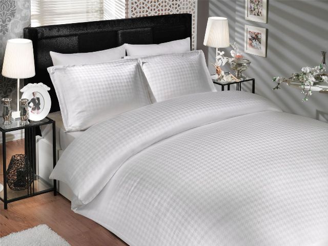 Комплект белья Hobby Home Collection Diamond Houndstooth, евро, наволочки 70x70, цвет: белыйU210DF Комплект белья Hobby Home Collection Diamond Houndstooth, евро, наволочки 70x70, цвет: белыйU210DFКомплект белья Hobby Home Collection состоит из простыни, пододеяльника и 4 наволочек. Белье выполнено из бамбуковой пряжи - мягкого и легкого материала с приятным блеском. Хорошо пропускает влагу.По тонкости и белизне бамбук напоминает классическую вискозу, а также обладает высокой прочностью. К тому же в противовес другим натуральным тканям, он практически не меняется и не электризуется. Даже после пятидесяти стирок, ткань остается антибактериальной.Постельное белье из такой ткани идеально подходит для аллергиков и детей, поскольку не вызывает аллергии. Есть еще одно свойство бамбука - он полезен для кожи благодаря содержащимся в бамбуке аминокислотам.