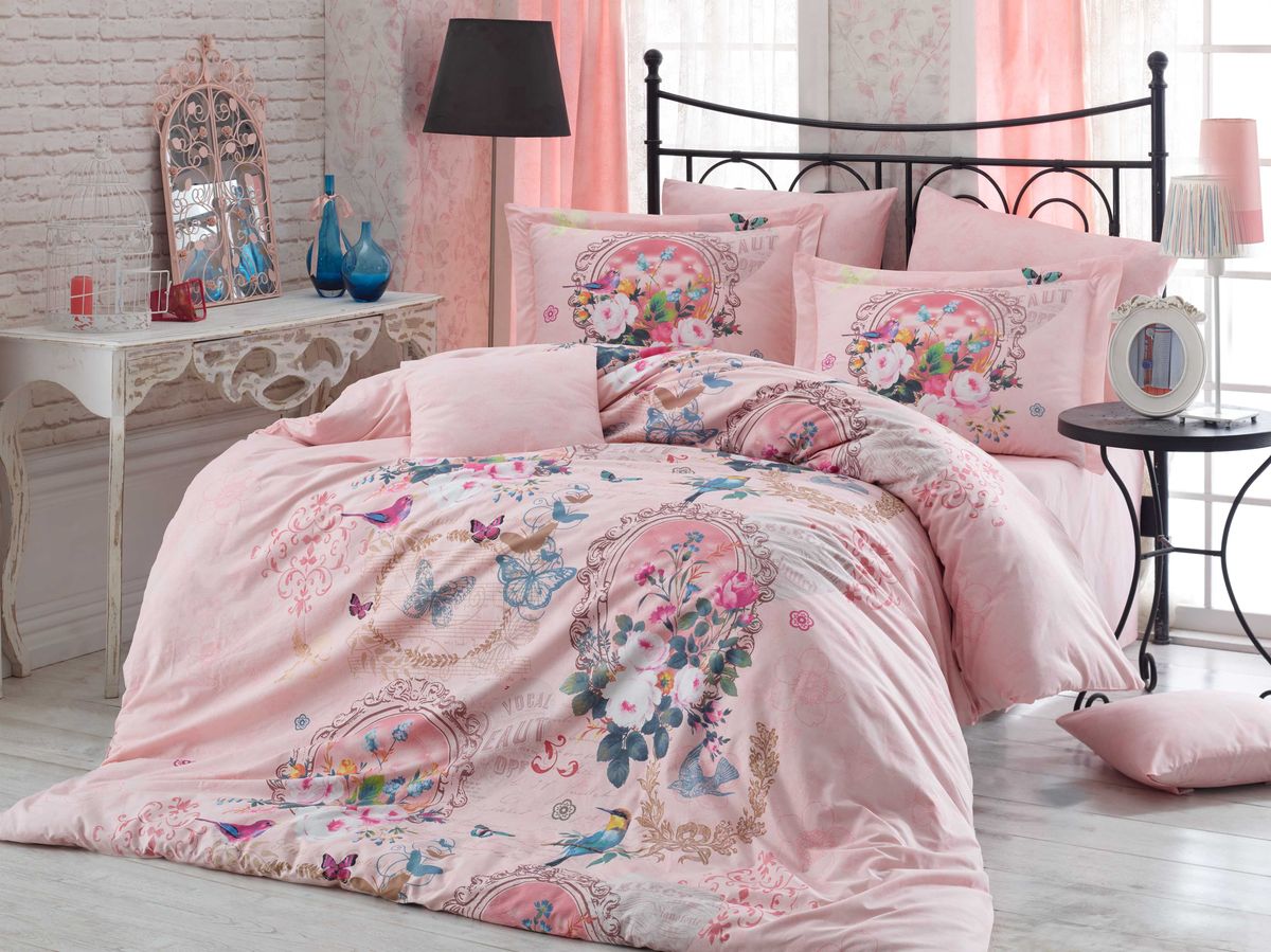 Комплект белья Hobby Home Collection Serefina, евро, наволочки 50x70, 70x70, цвет: персиковый391602 Комплект белья Hobby Home Collection Serefina, евро, наволочки 50x70, 70x70, цвет: персиковый391602Комплект постельного белья Hobby Home Collection изготовлен из высококачественного поплина. Поплин - это ткань, изготавливаемая традиционным полотняным плетением из 100% хлопка, но из нитей разного калибра, за счет чего полотно получается с легким рубчиковым рельефом. По многим характеристикам ткань похожа на бязь, но на ощупь гораздо приятнее — более гладкая и мягкая. Поплин обладает лучшими свойствами ткани для постельного белья. Он плотный и в то же время мягкий на ощупь, износостойкий, немнущийся, гигроскопичный и неприхотливый в уходе, а после стирки практически не нуждается в глажке. Поплин обладает множеством преимуществ: - белье из него плотное, прочное и износостойкое; - не выцветает и не сминается; - не линяет и не деформируется (при стирке до 40°С); - натуральный хлопок в составе обеспечивает абсолютную гигиеничность постельного белья; - поплин хорошо вентилируется и впитывает влагу, отводя ее излишки от тела. По легенде этот материал впервые произвели во французской резиденции Папы Римского, городе Авиньон. За это ткань назвали поплином, что означает папский. С тех пор, вслед за Европой, полотно покорило весь мир, и на сегодня это самый востребованный материал для постельного белья. Постельное белье имеет 3D рисунок. Это объемный рисунок, который позволяет увидеть изображение более реальным, живым. 3D печать на постельном белье невозможна простым способом. Для достижения высокого качества применяется Digital textile printing (англ. Digital textile printing - прямая цифровая печать по текстилю) — способ нанесения изображения на ткань, предполагающий прямую реактивную печать. Сам вид такой печати обеспечивает долговечность нанесенного изображения. На ткань, наносится ультрачеткое и яркое 3D изображение, вследствие чего картинка выглядит очень реалистично. Просматриваются даже самые мелкие детали. Постельное белье из поплина способно не только создать идеальные условия для сна, но и стать настоящим украшением вашей спальни.