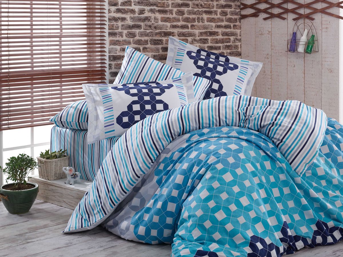 Комплект белья Hobby Home Collection Marsella, евро, наволочки 50x70, 70x70, цвет: синий391602 Комплект белья Hobby Home Collection Marsella, евро, наволочки 50x70, 70x70, цвет: синий391602Комплект постельного белья Hobby Home Collection изготовлен из высококачественного сатина (100% натурального хлопка путем сложного переплетения нескольких видов нитей). Ткань отличается хорошей способностью пропускать воздух и прекрасно впитывать влагу, благодаря чему подойдет людям, которые не переносят синтетическую ткань и прочие материалы, смешанные с синтетикой. Белье практически не мнется. Достоинства сатина: - он невероятно приятен на ощупь — гладкий, мягкий, нежный и необычайно плотный; - внешне, своим легким блеском, он напоминает дорогостоящий шелк, но по цене значительно ниже; - несмотря на мягкость, сатин прочен и долговечен благодаря особому переплетению нитей (по долговечности сатину нет равных); - ткань из натуральных хлопковых нитей обеспечивает абсолютную гигиеничность и гипоаллергенность; - применение современных технологий при нанесении принта гарантирует высокую цветоустойчивость и возможность создавать разнообразный дизайн. Белье становится ярким, стильным, оригинальным акцентом в вашей спальной комнате. Постельное белье из сатина поражает своей красотой и изяществом, создавая неповторимый интерьер в вашей спальне.