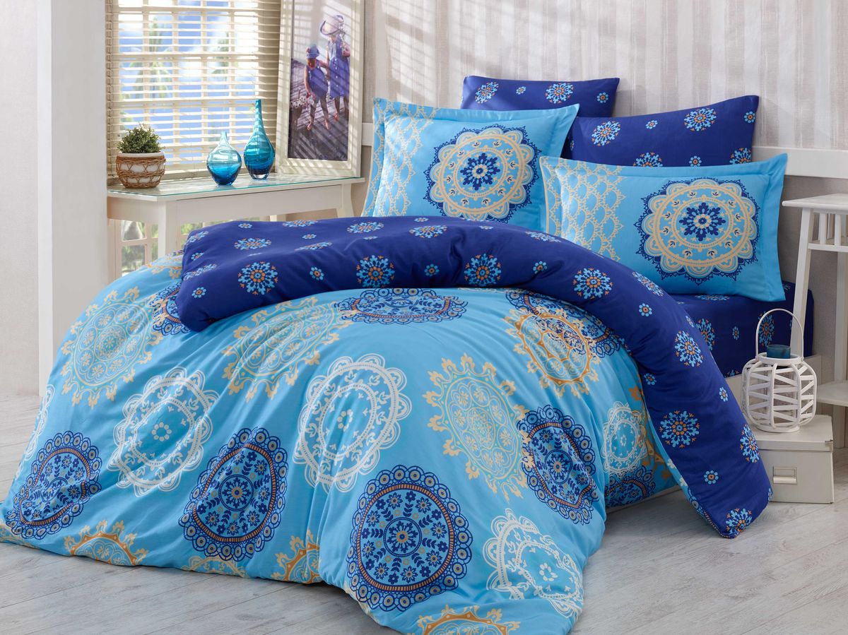 Комплект белья Hobby Home Collection Ottoman, евро, наволочки 50x70, 70x70, цвет: синий391602 Комплект белья Hobby Home Collection Ottoman, евро, наволочки 50x70, 70x70, цвет: синий391602Комплект постельного белья Hobby Home Collection изготовлен из высококачественного сатина (100% натурального хлопка путем сложного переплетения нескольких видов нитей). Ткань отличается хорошей способностью пропускать воздух и прекрасно впитывать влагу, благодаря чему подойдет людям, которые не переносят синтетическую ткань и прочие материалы, смешанные с синтетикой. Белье практически не мнется. Достоинства сатина: - он невероятно приятен на ощупь — гладкий, мягкий, нежный и необычайно плотный; - внешне, своим легким блеском, он напоминает дорогостоящий шелк, но по цене значительно ниже; - несмотря на мягкость, сатин прочен и долговечен благодаря особому переплетению нитей (по долговечности сатину нет равных); - ткань из натуральных хлопковых нитей обеспечивает абсолютную гигиеничность и гипоаллергенность; - применение современных технологий при нанесении принта гарантирует высокую цветоустойчивость и возможность создавать разнообразный дизайн. Белье становится ярким, стильным, оригинальным акцентом в вашей спальной комнате. Постельное белье из сатина поражает своей красотой и изяществом, создавая неповторимый интерьер в вашей спальне.