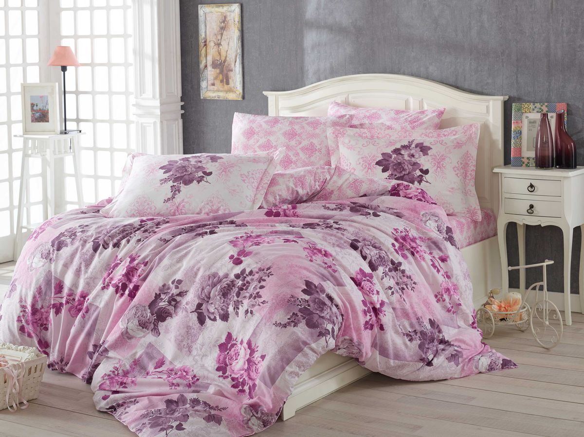 Комплект белья Hobby Home Collection Elvira, 1,5-спальный, наволочки 50x70, 70x70, цвет: лиловый98299571 Комплект белья Hobby Home Collection Elvira, 1,5-спальный, наволочки 50x70, 70x70, цвет: лиловый98299571Комплект белья Hobby Home Collection состоит из простыни, пододеяльника и 2 наволочек. Белье выполнено из поплина - это ткань из 100% натурального хлопка. По легенде этот материал впервые произвели во французской резиденции Папы Римского, городе Авиньон. За это ткань назвали поплином, что означает папский. По своим характеристикам она напоминает бязь, однако, на ощупь гораздо более мягкая и гладкая. Прекрасные потребительские качества обеспечили поплину популярность у розничного покупателя: ткань не выцветает и не мнется, ее можно не гладить вообще; не линяет и не деформируется при стирке до сорока градусов; на сто процентов состоит из натуральных хлопковых волокон.