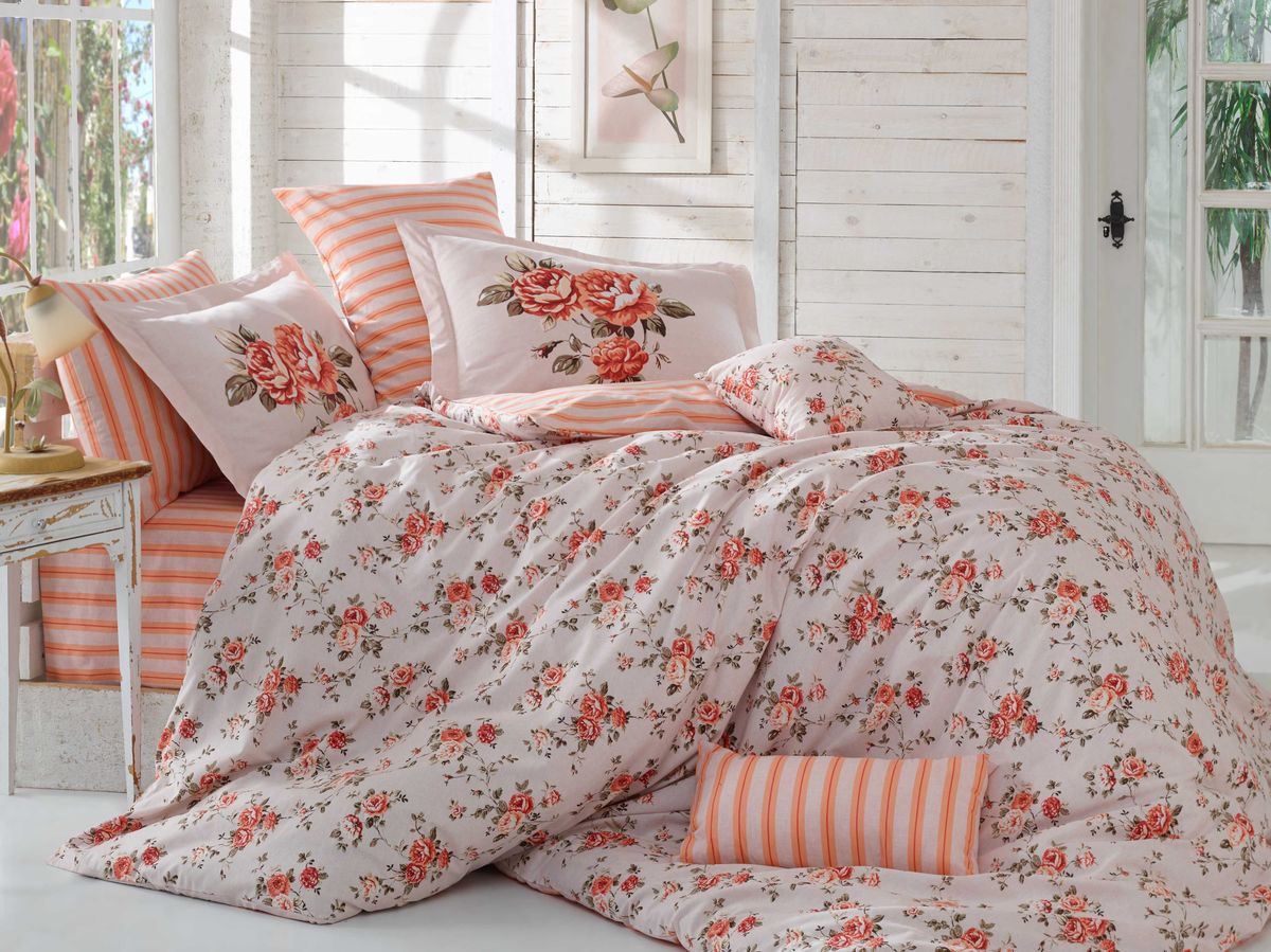 Комплект белья Hobby Home Collection Flora, 1,5-спальный, наволочки 50x70, 70x70, цвет: персиковыйS03301004 Комплект белья Hobby Home Collection Flora, 1,5-спальный, наволочки 50x70, 70x70, цвет: персиковыйS03301004Комплект белья Hobby Home Collection состоит из простыни, пододеяльника и 2 наволочек. Белье выполнено из поплина - это ткань из 100% натурального хлопка. По легенде этот материал впервые произвели во французской резиденции Папы Римского, городе Авиньон. За это ткань назвали поплином, что означает папский. По своим характеристикам она напоминает бязь, однако, на ощупь гораздо более мягкая и гладкая. Прекрасные потребительские качества обеспечили поплину популярность у розничного покупателя: ткань не выцветает и не мнется, ее можно не гладить вообще; не линяет и не деформируется при стирке до сорока градусов; на сто процентов состоит из натуральных хлопковых волокон.