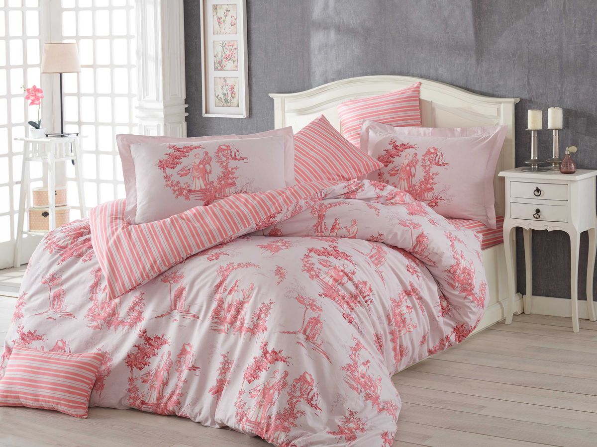 Комплект белья Hobby Home Collection Vanessa, 1,5-спальный, наволочка 50х70, цвет: розовый391602 Комплект белья Hobby Home Collection Vanessa, 1,5-спальный, наволочка 50х70, цвет: розовый391602Комплект постельного белья Hobby Home Collection изготовлен из высококачественного поплина. Поплин - это ткань, изготавливаемая традиционным полотняным плетением из 100% хлопка, но из нитей разного калибра, за счет чего полотно получается с легким рубчиковым рельефом. По многим характеристикам ткань похожа на бязь, но на ощупь гораздо приятнее — более гладкая и мягкая. Поплин обладает лучшими свойствами ткани для постельного белья. Он плотный и в то же время мягкий на ощупь, износостойкий, немнущийся, гигроскопичный и неприхотливый в уходе, а после стирки практически не нуждается в глажке. Поплин обладает множеством преимуществ: - белье из него плотное, прочное и износостойкое; - не выцветает и не сминается; - не линяет и не деформируется (при стирке до 40°С); - натуральный хлопок в составе обеспечивает абсолютную гигиеничность постельного белья; - поплин хорошо вентилируется и впитывает влагу, отводя ее излишки от тела. По легенде этот материал впервые произвели во французской резиденции Папы Римского, городе Авиньон. За это ткань назвали поплином, что означает папский. С тех пор, вслед за Европой, полотно покорило весь мир, и на сегодня это самый востребованный материал для постельного белья. Постельное белье имеет 3D рисунок. Это объемный рисунок, который позволяет увидеть изображение более реальным, живым. 3D печать на постельном белье невозможна простым способом. Для достижения высокого качества применяется Digital textile printing (англ. Digital textile printing - прямая цифровая печать по текстилю) — способ нанесения изображения на ткань, предполагающий прямую реактивную печать. Сам вид такой печати обеспечивает долговечность нанесенного изображения. На ткань, наносится ультрачеткое и яркое 3D изображение, вследствие чего картинка выглядит очень реалистично. Просматриваются даже самые мелкие детали. Постельное белье из поплина способно не только создать идеальные условия для сна, но и стать настоящим украшением вашей спальни.