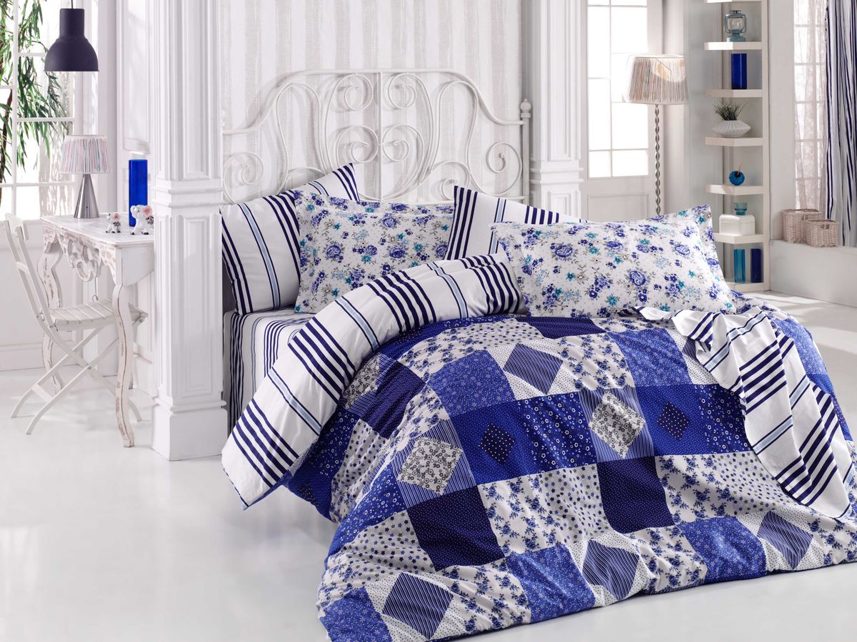 Комплект белья Hobby Home Collection Clara, евро, наволочки 70x70, цвет: синий391602 Комплект белья Hobby Home Collection Clara, евро, наволочки 70x70, цвет: синий391602Комплект белья Hobby Home Collection состоит из простыни, пододеяльника и 4 наволочек. Белье выполнено из поплина - это ткань из 100% натурального хлопка. По легенде этот материал впервые произвели во французской резиденции Папы Римского, городе Авиньон. За это ткань назвали поплином, что означает папский. По своим характеристикам она напоминает бязь, однако, на ощупь гораздо более мягкая и гладкая. Прекрасные потребительские качества обеспечили поплину популярность у розничного покупателя: ткань не выцветает и не мнется, ее можно не гладить вообще; не линяет и не деформируется при стирке до сорока градусов; на сто процентов состоит из натуральных хлопковых волокон.