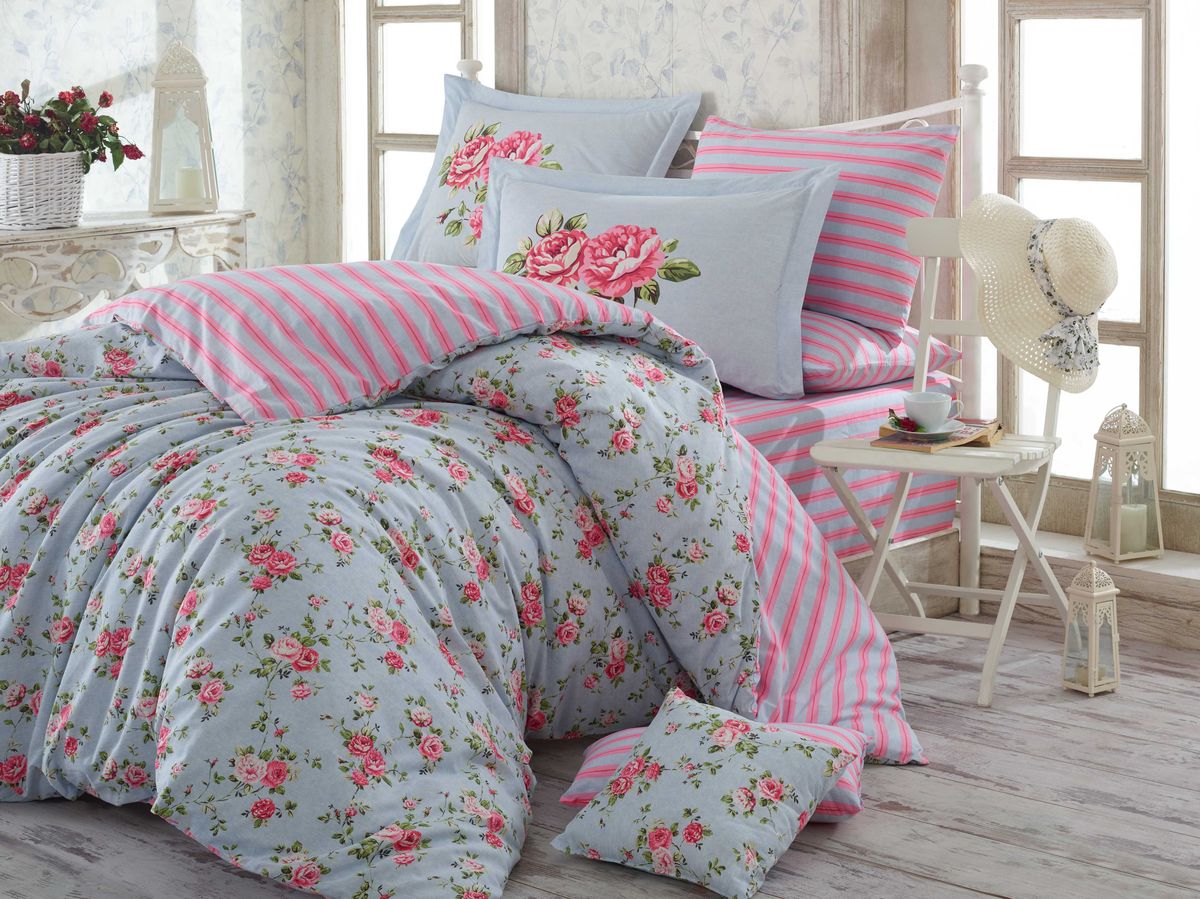 Комплект белья Hobby Home Collection Flora, евро, наволочки 50x70, 70x70, цвет: голубойRC-100BWC Комплект белья Hobby Home Collection Flora, евро, наволочки 50x70, 70x70, цвет: голубойRC-100BWCКомплект белья Hobby Home Collection состоит из простыни, пододеяльника и 4 наволочек. Белье выполнено из поплина - это ткань из 100% натурального хлопка. По легенде этот материал впервые произвели во французской резиденции Папы Римского, городе Авиньон. За это ткань назвали поплином, что означает папский. По своим характеристикам она напоминает бязь, однако, на ощупь гораздо более мягкая и гладкая. Прекрасные потребительские качества обеспечили поплину популярность у розничного покупателя: ткань не выцветает и не мнется, ее можно не гладить вообще; не линяет и не деформируется при стирке до сорока градусов; на сто процентов состоит из натуральных хлопковых волокон.