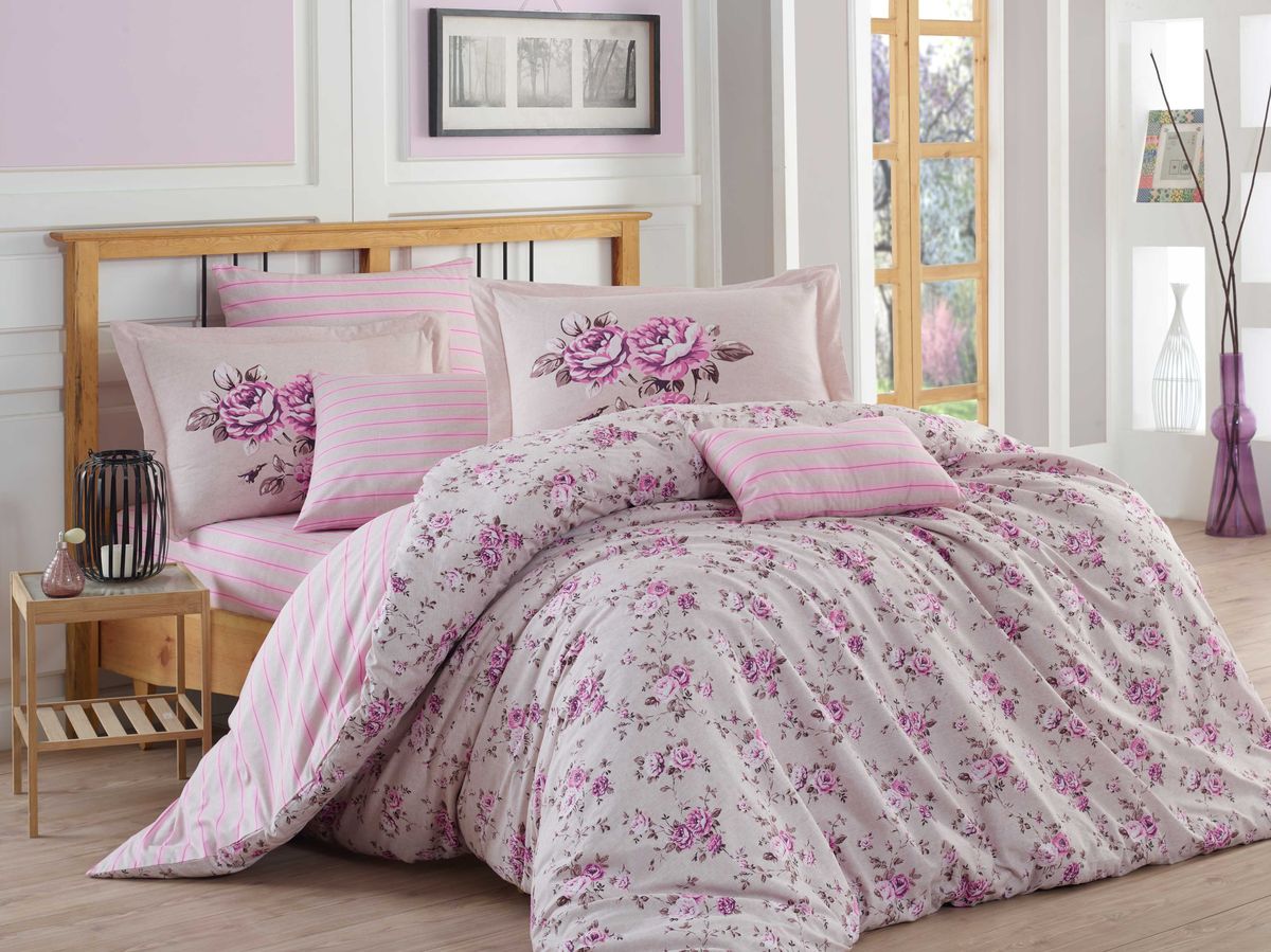 Комплект белья Hobby Home Collection Flora, евро, наволочки 50x70, 70x70, цвет: лиловый6 PRO Комплект белья Hobby Home Collection Flora, евро, наволочки 50x70, 70x70, цвет: лиловый6 PROКомплект белья Hobby Home Collection состоит из простыни, пододеяльника и 4 наволочек. Белье выполнено из поплина - это ткань из 100% натурального хлопка. По легенде этот материал впервые произвели во французской резиденции Папы Римского, городе Авиньон. За это ткань назвали поплином, что означает папский. По своим характеристикам она напоминает бязь, однако, на ощупь гораздо более мягкая и гладкая. Прекрасные потребительские качества обеспечили поплину популярность у розничного покупателя: ткань не выцветает и не мнется, ее можно не гладить вообще; не линяет и не деформируется при стирке до сорока градусов; на сто процентов состоит из натуральных хлопковых волокон.
