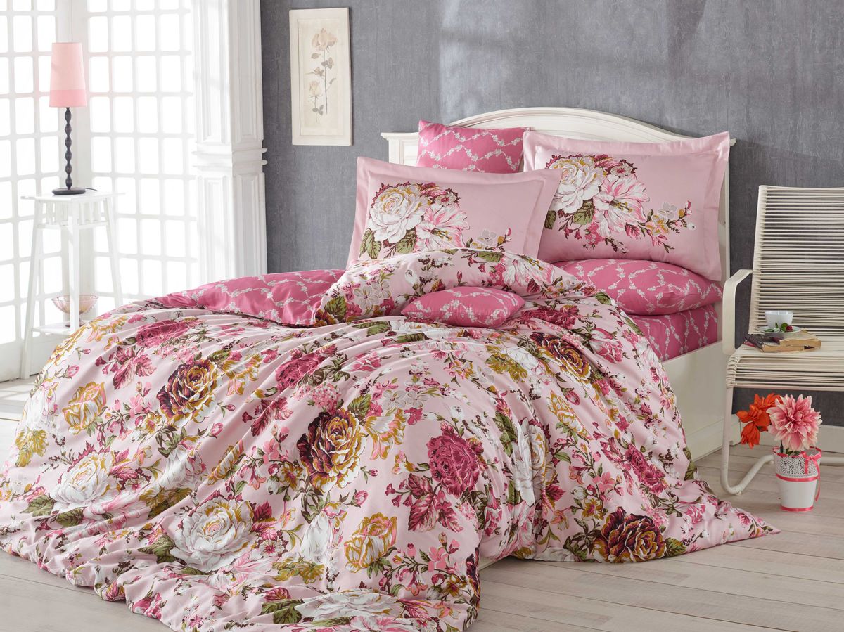 Комплект белья Hobby Home Collection Rosanna, семейный, наволочки 50x70, 70x70, цвет: розовый391602 Комплект белья Hobby Home Collection Rosanna, семейный, наволочки 50x70, 70x70, цвет: розовый391602Комплект постельного белья Hobby Home Collection изготовлен из высококачественного сатина (100% натурального хлопка путем сложного переплетения нескольких видов нитей). Ткань отличается хорошей способностью пропускать воздух и прекрасно впитывать влагу, благодаря чему подойдет людям, которые не переносят синтетическую ткань и прочие материалы, смешанные с синтетикой. Белье практически не мнется. Достоинства сатина: - он невероятно приятен на ощупь — гладкий, мягкий, нежный и необычайно плотный; - внешне, своим легким блеском, он напоминает дорогостоящий шелк, но по цене значительно ниже; - несмотря на мягкость, сатин прочен и долговечен благодаря особому переплетению нитей (по долговечности сатину нет равных); - ткань из натуральных хлопковых нитей обеспечивает абсолютную гигиеничность и гипоаллергенность; - применение современных технологий при нанесении принта гарантирует высокую цветоустойчивость и возможность создавать разнообразный дизайн. Белье становится ярким, стильным, оригинальным акцентом в вашей спальной комнате. Постельное белье из сатина поражает своей красотой и изяществом, создавая неповторимый интерьер в вашей спальне.