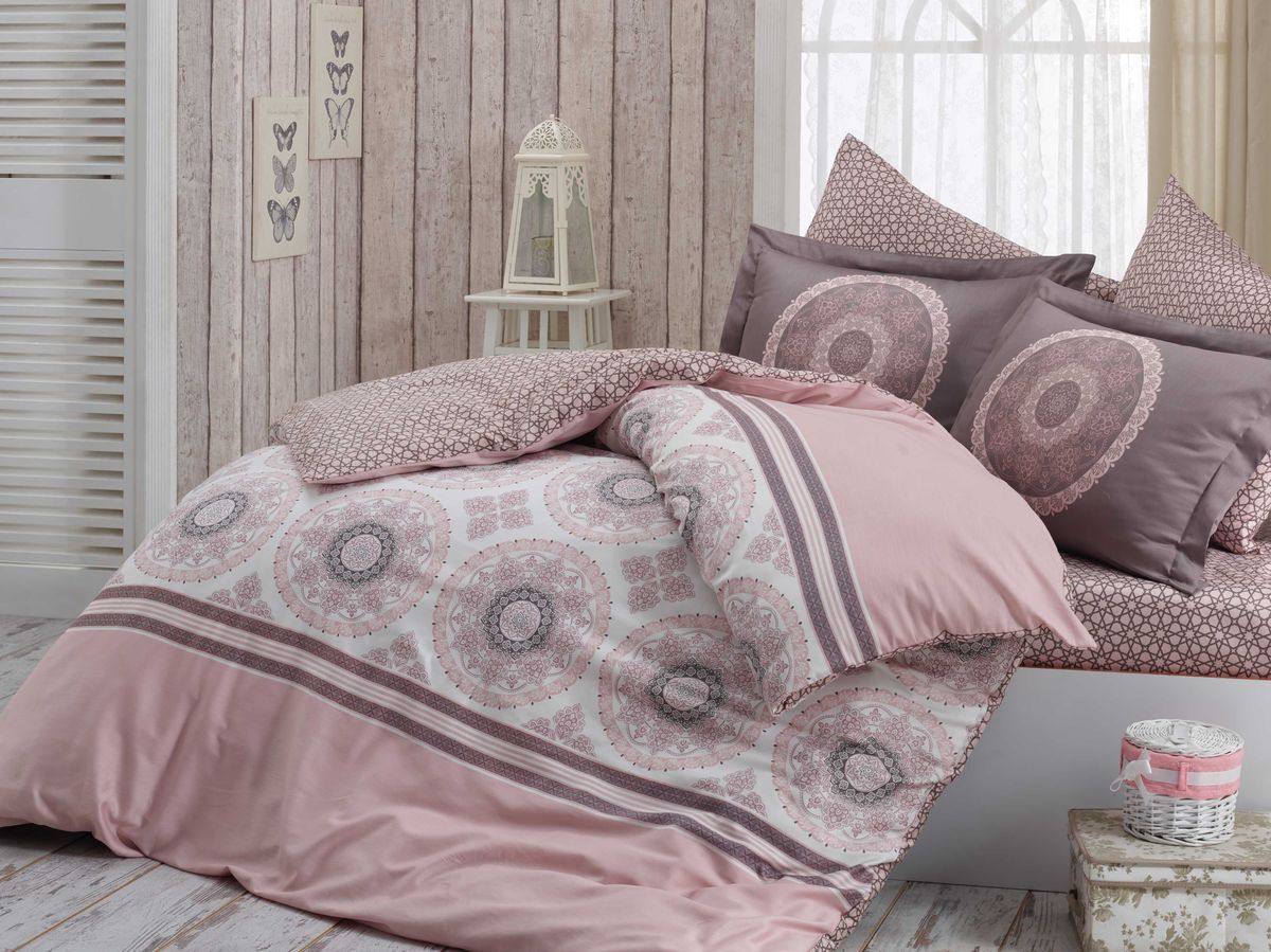 Комплект белья Hobby Home Collection Silvana, семейный, наволочки 50x70, 70x70, цвет: розовый391602 Комплект белья Hobby Home Collection Silvana, семейный, наволочки 50x70, 70x70, цвет: розовый391602Комплект постельного белья Hobby Home Collection изготовлен из высококачественного сатина (100% натурального хлопка путем сложного переплетения нескольких видов нитей). Ткань отличается хорошей способностью пропускать воздух и прекрасно впитывать влагу, благодаря чему подойдет людям, которые не переносят синтетическую ткань и прочие материалы, смешанные с синтетикой. Белье практически не мнется. Достоинства сатина: - он невероятно приятен на ощупь — гладкий, мягкий, нежный и необычайно плотный; - внешне, своим легким блеском, он напоминает дорогостоящий шелк, но по цене значительно ниже; - несмотря на мягкость, сатин прочен и долговечен благодаря особому переплетению нитей (по долговечности сатину нет равных); - ткань из натуральных хлопковых нитей обеспечивает абсолютную гигиеничность и гипоаллергенность; - применение современных технологий при нанесении принта гарантирует высокую цветоустойчивость и возможность создавать разнообразный дизайн. Белье становится ярким, стильным, оригинальным акцентом в вашей спальной комнате. Постельное белье из сатина поражает своей красотой и изяществом, создавая неповторимый интерьер в вашей спальне.