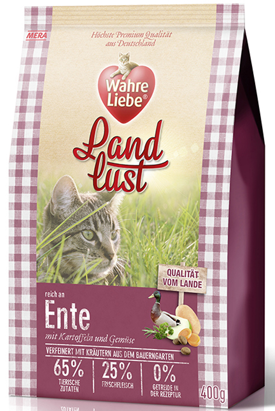 Корм сухой Wahre Liebe Landlust Ente, для кошек, беззерновой, с уткой, 1,5 кг0120710 Корм сухой Wahre Liebe Landlust Ente, для кошек, беззерновой, с уткой, 1,5 кг0120710Wahre Liebe - это корм, произведенный в Германии, он обладает превосходным вкусом и ароматом, которые не оставят равнодушной даже самую привередливую кошку. Ведущий ветеринарный врач завода Mera учел все потребности организма кошки, разработал идеальную формулу корма и назвал ее - Wahre Liebe, что в переводе с немецкого Истинная любовь.Wahre Liebe - не только подарит любовь и заботу питомцу, но и обеспечит его здоровьем и долголетием на всю жизнь.Корм Wahre Liebe это:- 68% свежего мяса,- устойчивая кишечная микрофлора и отличное пищеварение,- профилактика волосяных комочков,- поддержка иммунитета на клеточном уровне,- сбалансированное и полнорационное питание.Wahre Liebe - это истинная любовь для кошек с характером. Это истинно немецкое качество.Особенности: 1) Беззерновой корм - исключает аллергические реакции у кошек на зерновые. 2) Корм холистик класса -при производстве корма используется только натуральные и высококачественные ингредиенты. Корма холистик класса отличаются высоким содержанием мяса в составе (до 70%).3) Профилактика волосяных комочков - целлюлоза (свекольный жом), содержащийся в корме препятствует формированию и задержанию шерсти в желудке и кишечнике кошки.4) Устойчивая кишечная микрофлора и пищеварение - содержащиеся в составе корма про- и пребиотики благотворно влияют на работу кишечника, увеличивая количество полезной микрофлоры в нем.Состав: свежее мясо курицы (25%), картофельные хлопья, утка, белок (14%, сушеный), белок птицы (14%, сушеный), жир домашней птицы (5,5%), лигноцеллюлоза, белок птицы (3%, гидролизованный), яйца (3%, сушеные), свекловичный сухой жом, картофельный белок, пивные дрожжи (сушеные), масло лосося (0,5%), хлорид натрия, подсол-нечное масло (0,2%), петрушка, листья сельдерея, листья любистока, анис, розмарин, кориандр, подорожник, цикорий (инулин), масло огуречника, морковь (сушеная), тыква (сушеная), яблоко (сушеное).Товар сертифицирован.