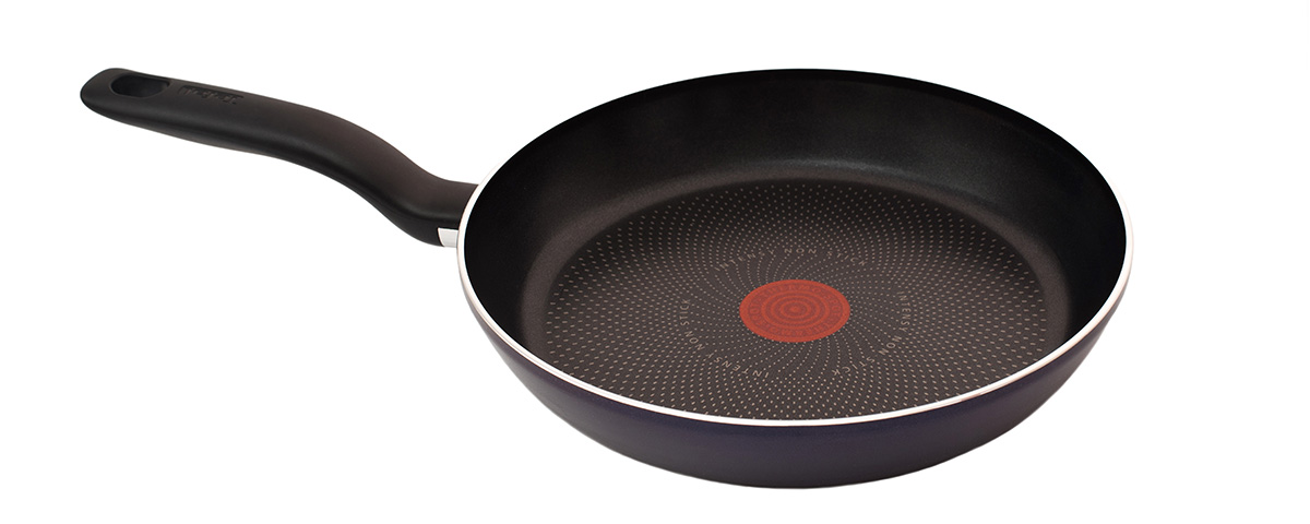 Сковорода Tefal Tendance Black Current, с антипригарным покрытием. Диаметр 22 см54 009312 Сковорода Tefal Tendance Black Current, с антипригарным покрытием. Диаметр 22 см54 009312Сковорода Tefal Tendance Black Current изготовлена из штампованного алюминия с антипригарным покрытием Intensy, которое предотвращает пригорание пищи и обеспечивает легкую чистку. Покрытие не содержит перфтороктановую кислоту, свинец и кадмий, абсолютно безопасно для здоровья. Контроль температуры приготовления - это ключ к отличным результатам на кухне. Когда сковорода недостаточно нагрета для начала готовки, процесс приготовления становится дольше, и время приготовления увеличивается. Возникает риск, что продукт отдаст свои соки раньше времени и в результате станет сухим. При слишком низкой температуре цвет продукта теряет насыщенность, а текстура - упругость. В результате блюдо получится пресным и невыразительным на вкус. Используйте индикатор температурного нагрева Tefal Thermo-spot для того, чтобы ваши блюда всегда были превосходными на вкус! Если индикатор стал равномерно красным, то пора начинать готовить. Ручка сковорода выполнена из бакелита и имеет эргономичную форму. Специальное дно Diffusal снабжено уникальными лучиками для оптимального распределения тепла. Посуда подходит для всех типов плит, кроме индукционных. Можно мыть в посудомоечной машине.