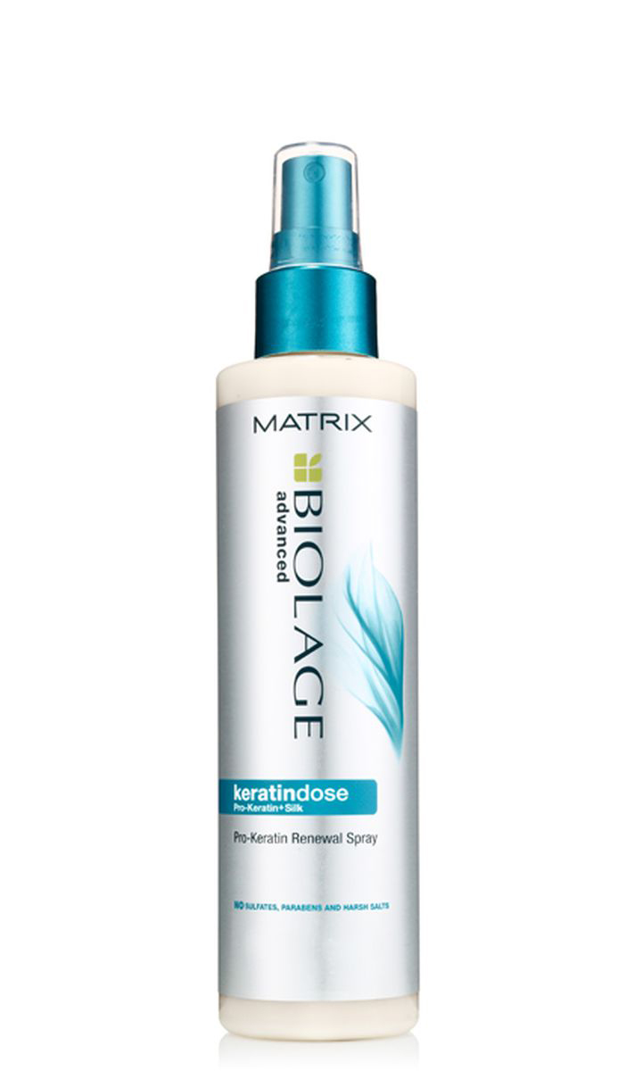 Matrix Biolage Keratindose несмываемый восстанавливающий спрей, 200 млFS-00897 Matrix Biolage Keratindose несмываемый восстанавливающий спрей, 200 млFS-00897После окрашивания, обесцвечивания, химической завивки или выпрямления волосы зачастую становятся жёсткими, непослушными и тусклыми. Несмываемый восстанавливающий спрей Biolage KERATINDOSE™ (Кератиндоз) с комплексом Pro-Keratin (Про-кератин) и экстрактом шелка обеспечивает точечное укрепление сильно повреждённых волос. Гамма Biolage KERATINDOSE™ глубоко питает и увлажняет волосы, делая их шелковистыми и послушными. На 90%* больше восстановления после первого использования.-Мгновенно придаёт волосам шелковистость и сияние, защищает волосы-Облегчает контроль над непослушными волосами-Формула без парабенов и сульфатов.*При использовании системы из Кератиндоз шампуня, кондиционера и несмываемого восстанавливающего спрея по сравнению с шампунем без кондиционирующих свойств.