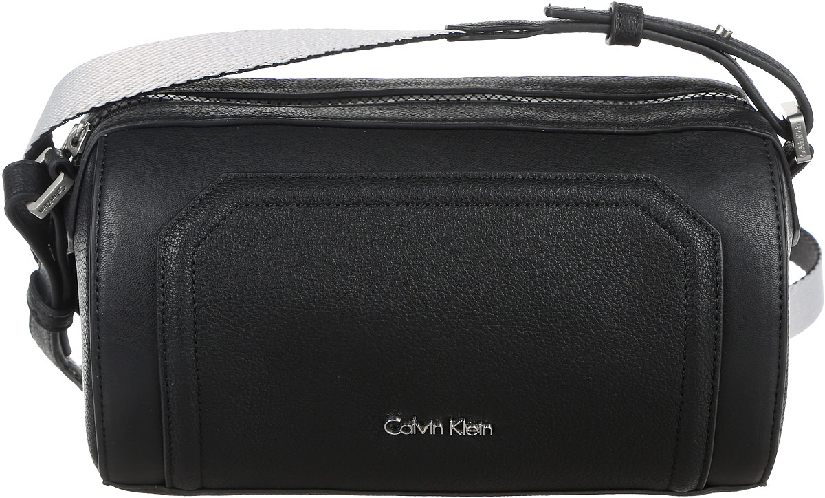 Сумка женская Calvin Klein Jeans, цвет: черный. K60K602410_9100EQW-M710DB-1A1 Сумка женская Calvin Klein Jeans, цвет: черный. K60K602410_9100EQW-M710DB-1A1Стильная женская сумка Calvin Klein Jeans выполнена из полиуретана. Изделие имеет одно отделение, закрывающееся на застежку-молнию. Внутри сумки находится накладной открытый карман. Сумка оснащена текстильным регулируемым наплечным ремнем.