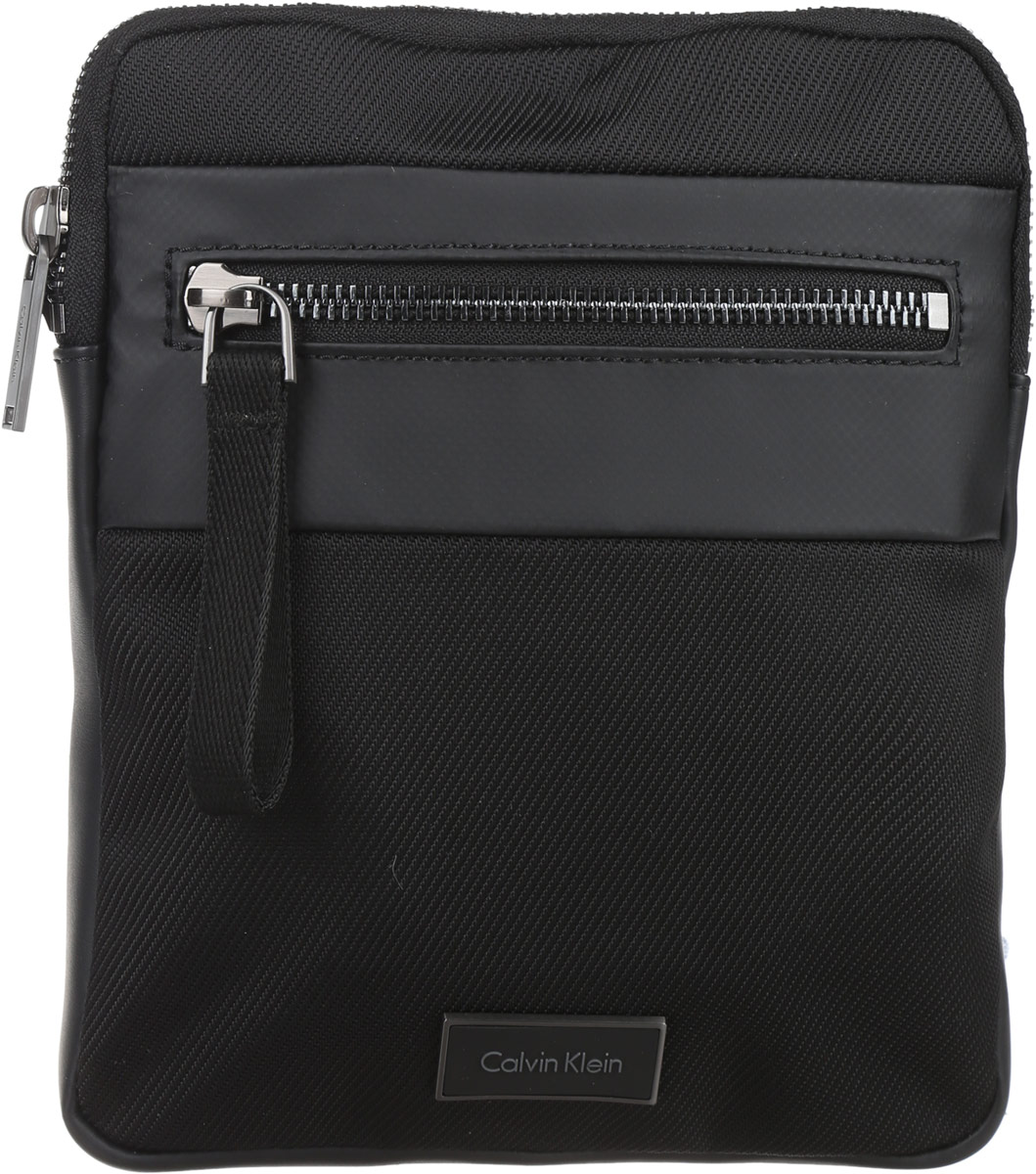Сумка мужская Calvin Klein Jeans, цвет: черный. K50K502300_0010763-014T-17s-8/02-16 Сумка мужская Calvin Klein Jeans, цвет: черный. K50K502300_0010763-014T-17s-8/02-16Стильная мужская сумка Calvin Klein Jeans выполнена из полиуретана, полиамида и полиэстера. Изделие имеет одно отделение, которое закрывается на застежку-молнию. Внутри сумки расположен мягкий карман для планшета. Снаружи, на передней стенке находится прорезной карман на застежке-молнии. Сумка оснащена текстильным плечевым ремнем, который регулируется по длине.Стильная сумка идеально подчеркнет ваш неповторимый стиль.