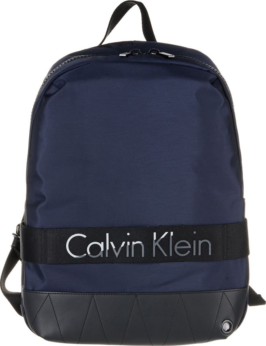 Рюкзак мужской Calvin Klein Jeans, цвет: темно-синий. K50K502293_4380RivaCase 8460 black Рюкзак мужской Calvin Klein Jeans, цвет: темно-синий. K50K502293_4380RivaCase 8460 blackПрактичный рюкзак Calvin Klein Jeans выполнен из нейлона с добавлением полиуретана и полиэстера. Изделие содержит одно вместительное отделение. Внутри отделения размещены один мягкий карман для планшета, который застегивается хлястиком на липучку, четыре меленьких накладных кармана и один прорезной карман на застежке-молнии. Рюкзак оснащен широкими лямками регулируемой длины и петлей для подвешивания. Дополнена модель надписью с названием бренда.