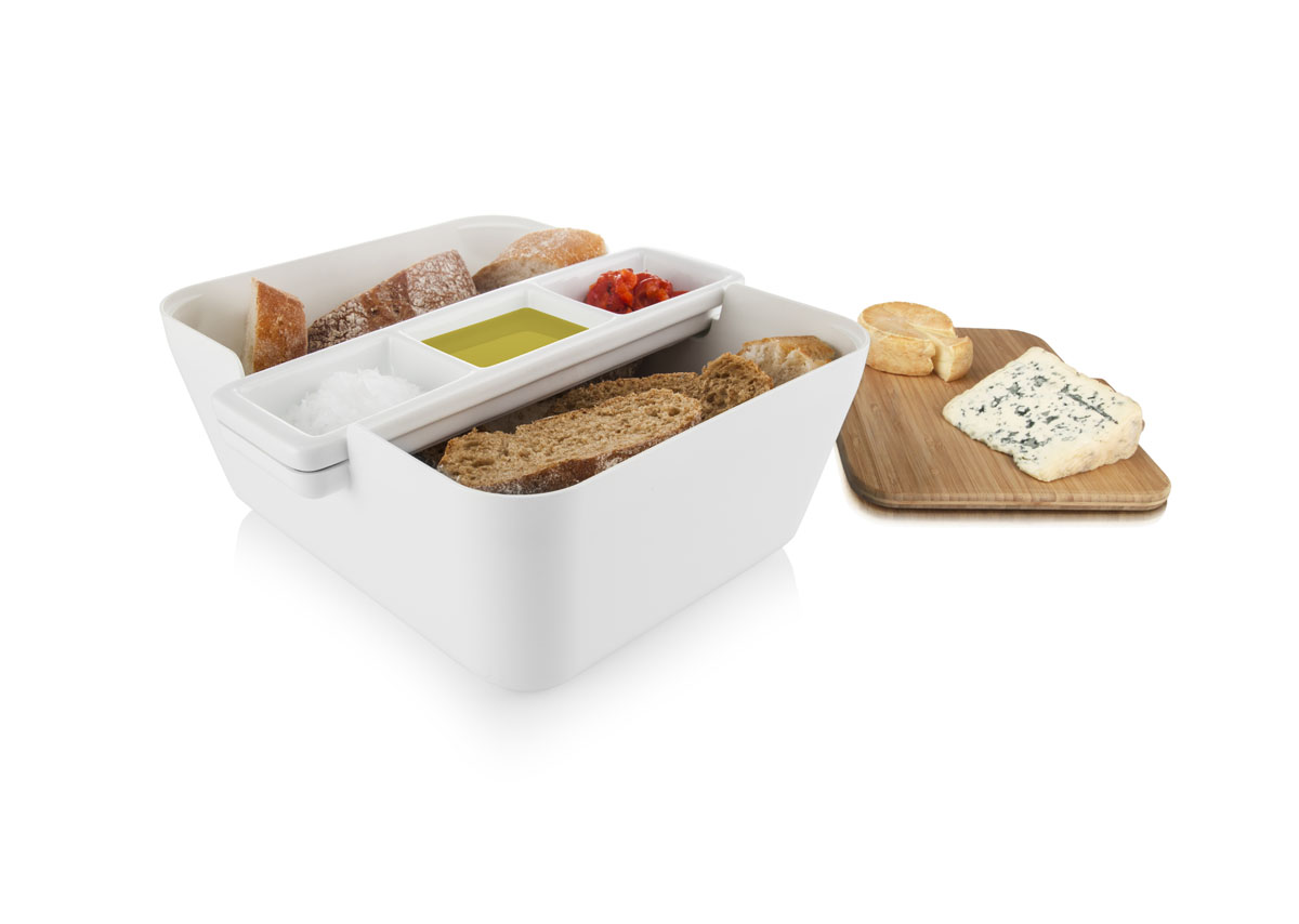 Набор для хлеба и закусок Tomorrows Kitchen Bread & Dip, цвет: белый115510 Набор для хлеба и закусок Tomorrows Kitchen Bread & Dip, цвет: белый115510Свежий хлеб с соусом - это отличная закуска или дополнение к застолью. С набором Обмакни и съешь Tomorrows Kitchen у вас будет все необходимое, чтобы подать его практично и красиво. На доске из бамбука можно легко порезать французский батон, итальянский хлеб с травами или другой домашний хлеб из хлебопечки. Положите готовые кусочки в большую емкость для сервировки, а на керамической подставке с выемками подайте различные соусы или спрэды. Например, оливковое масло, чесночное масло и хумус. С набором Обмакни и съешь хлеб и соусы всегда будут рядом, и эту емкость легко можно передать соседу по столу. Бамбуковую доску можно также использовать как крышку, что удобно для вечеринки на свежем воздухе или в преддверии появления гостей. С набором Обмакни и съешь хлеб можно подать со вкусом! • Подходит для различных видов хлеба и соусов• Красиво и практично• Бамбуковая разделочная доска• Хлеб и соусы всегда рядом• Доску можно использовать как крышку