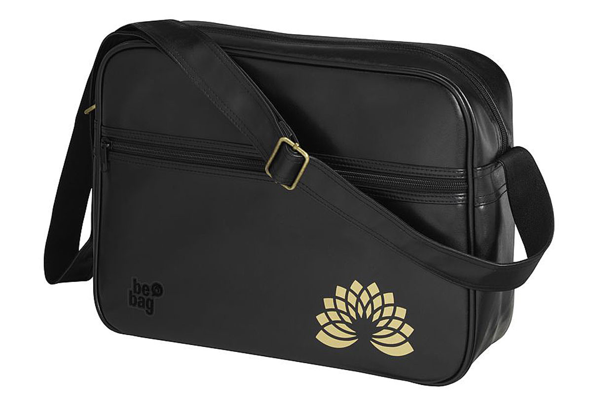 Herlitz Сумка школьная Be Bag Sport цвет черный72523WD Herlitz Сумка школьная Be Bag Sport цвет черный72523WDШкольная сумка Herlitz Be Bag. Sport выполнена из прочного износостойкого материала черного цвета. Сумка состоит из одного отделения, которое закрывается на застежку-молнию. Внутри отделения расположены два открытых накладных кармашка. Лицевая сторона сумки дополнена практичным карманом на молнии. Сумка имеет одну широкую лямку для переноски на плече. Лямка легко регулируется по длине. Прочная и вместительная сумка Be Bag смотрится элегантно в любой ситуации. Идеальный выбор для школы, университета или досуга.