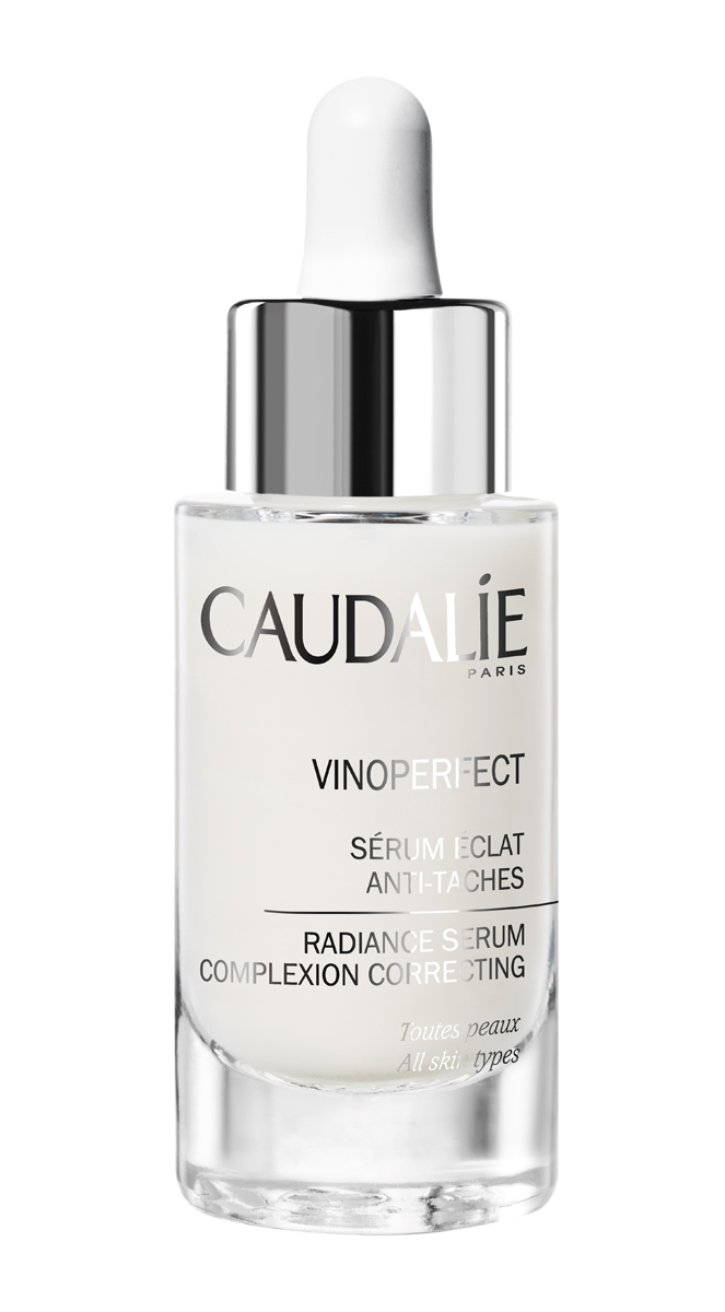 Caudalie Сыворотка - сияние против пигментных пятен Vinoperfect, 30 млFS-00897 Caudalie Сыворотка - сияние против пигментных пятен Vinoperfect, 30 млFS-00897Сыворотка обладает уникальным действием по удалению пигментных пятен после 4-х недельного применения.Она также предотвращает их появление, в результате чего цвет лица становится идеальным. Являясь сильнодействующим антиоксидантом, эта сыворотка защищает Вашу кожу от свободных радикалов. Ваш цвет лица вновь становится однородным и ярким, а кожа сияющей.В состав входят: активный компонент виниферин титрованный в 1000 ppm, сквалан оливы, мята, тмин и гальбан.Применение: наносить утром и вечером перед Вашим обычным кремом. Характеристики: Объем: 30 мл. Производитель: Франция.Создание марки Caudalie началось в 1993 году со встречи молодой семейной пары Матильды и Бертрана Тома и профессора Веркотерена, президента Всемирной Группы по исследованию полифенолов и Лаборатории натуральных Субстанций на кафедре фармацевтики университета города Бордо. Основой косметики Caudalie являются вино, виноград и их производные. Caudalie имеет патент на экстракцию и стабилизацию полифенолов из косточки винограда, виногадной лозы и стеблей лозы. Под действием различных внешних и внутренних факторов, при участиикислорода в реакциях окисления в клетках кожи возникают свободные радикалы. Среди внешних факторов ученые выделяют, прежде всего, ультрафиолет, загрязнения окружающей среды, табачный дым и так далее. Это приводит к преждевременному старению кожи. Полифенолы помогают остановить эти окислительные реакции Товар сертифицирован.
