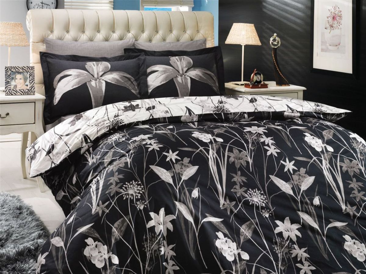 Комплект белья Hobby Home Collection Clarinda, 1,5-спальный, наволочки 50x70, 70x70, цвет: черный6221М Комплект белья Hobby Home Collection Clarinda, 1,5-спальный, наволочки 50x70, 70x70, цвет: черный6221МКомплект белья Hobby Home Collection состоит из простыни, пододеяльника и 2 наволочек. Белье выполнено из поплина - это ткань из 100% натурального хлопка. По легенде этот материал впервые произвели во французской резиденции Папы Римского, городе Авиньон. За это ткань назвали поплином, что означает папский. По своим характеристикам она напоминает бязь, однако, на ощупь гораздо более мягкая и гладкая. Прекрасные потребительские качества обеспечили поплину популярность у розничного покупателя: ткань не выцветает и не мнется, ее можно не гладить вообще; не линяет и не деформируется при стирке до сорока градусов; на 100% состоит из натуральных хлопковых волокон.