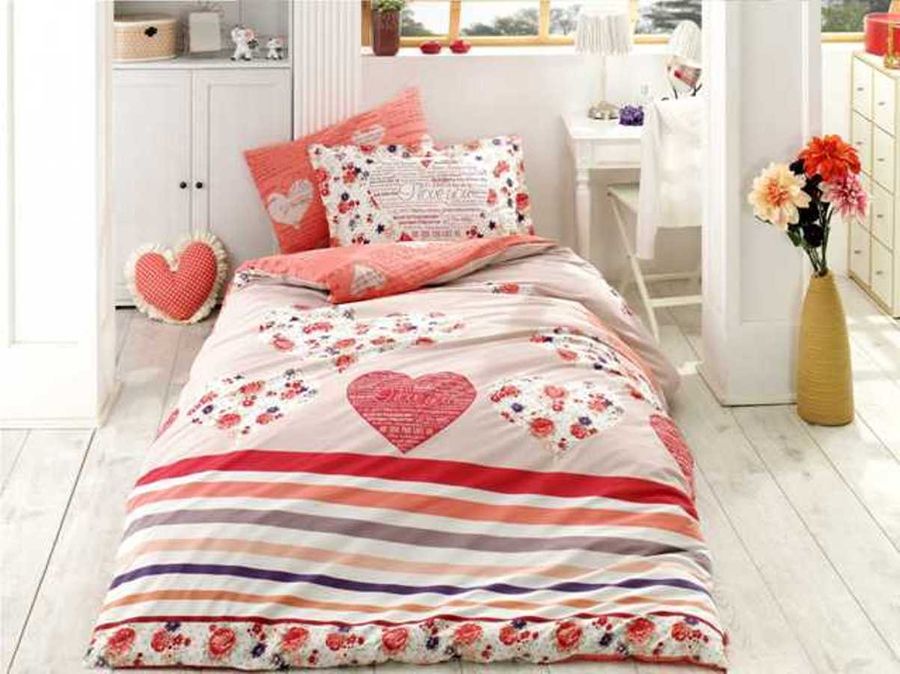 Комплект белья Hobby Home Collection Bella, 1,5-спальный, наволочки 50x70, 70x70, цвет: красныйRC-100BWC Комплект белья Hobby Home Collection Bella, 1,5-спальный, наволочки 50x70, 70x70, цвет: красныйRC-100BWCКомплект белья Hobby Home Collection состоит из простыни, пододеяльника и 2 наволочек. Белье выполнено из поплина - это ткань из 100% натурального хлопка. По легенде этот материал впервые произвели во французской резиденции Папы Римского, городе Авиньон. За это ткань назвали поплином, что означает папский. По своим характеристикам она напоминает бязь, однако, на ощупь гораздо более мягкая и гладкая. Прекрасные потребительские качества обеспечили поплину популярность у розничного покупателя: ткань не выцветает и не мнется, ее можно не гладить вообще; не линяет и не деформируется при стирке до сорока градусов; на 100% состоит из натуральных хлопковых волокон.