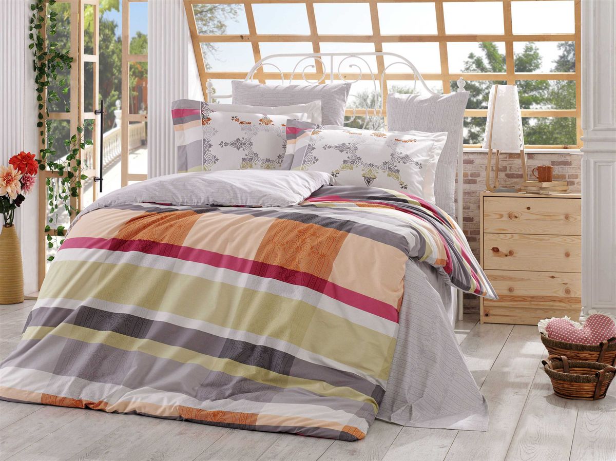 Комплект белья Hobby Home Collection Alanza, 2-спальный, наволочки 50x70, 70x70, цвет: серый391602 Комплект белья Hobby Home Collection Alanza, 2-спальный, наволочки 50x70, 70x70, цвет: серый391602Комплект белья Hobby Home Collection состоит из простыни, пододеяльника и 4 наволочек. Белье выполнено из поплина - это ткань из 100% натурального хлопка.По легенде этот материал впервые произвели во французской резиденции Папы Римского, городе Авиньон. За это ткань назвали поплином, что означает папский. По своим характеристикам она напоминает бязь, однако, на ощупь гораздо более мягкая и гладкая.Прекрасные потребительские качества обеспечили поплину популярность у розничного покупателя: ткань не выцветает и не мнется, ее можно не гладить вообще; не линяет и не деформируется при стирке до сорока градусов; на 100% состоит из натуральных хлопковых волокон.