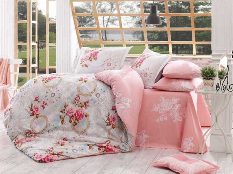 Комплект белья Hobby Home Collection Clementina, евро, наволочки 70x70, цвет: розовый68/5/3 Комплект белья Hobby Home Collection Clementina, евро, наволочки 70x70, цвет: розовый68/5/3Комплект белья Hobby Home Collection состоит из простыни, пододеяльника и 4 наволочек. Белье выполнено из поплина - это ткань из 100% натурального хлопка.По легенде этот материал впервые произвели во французской резиденции Папы Римского, городе Авиньон. За это ткань назвали поплином, что означает папский. По своим характеристикам она напоминает бязь, однако, на ощупь гораздо более мягкая и гладкая.Прекрасные потребительские качества обеспечили поплину популярность у розничного покупателя: ткань не выцветает и не мнется, ее можно не гладить вообще; не линяет и не деформируется при стирке до сорока градусов; на 100% состоит из натуральных хлопковых волокон.