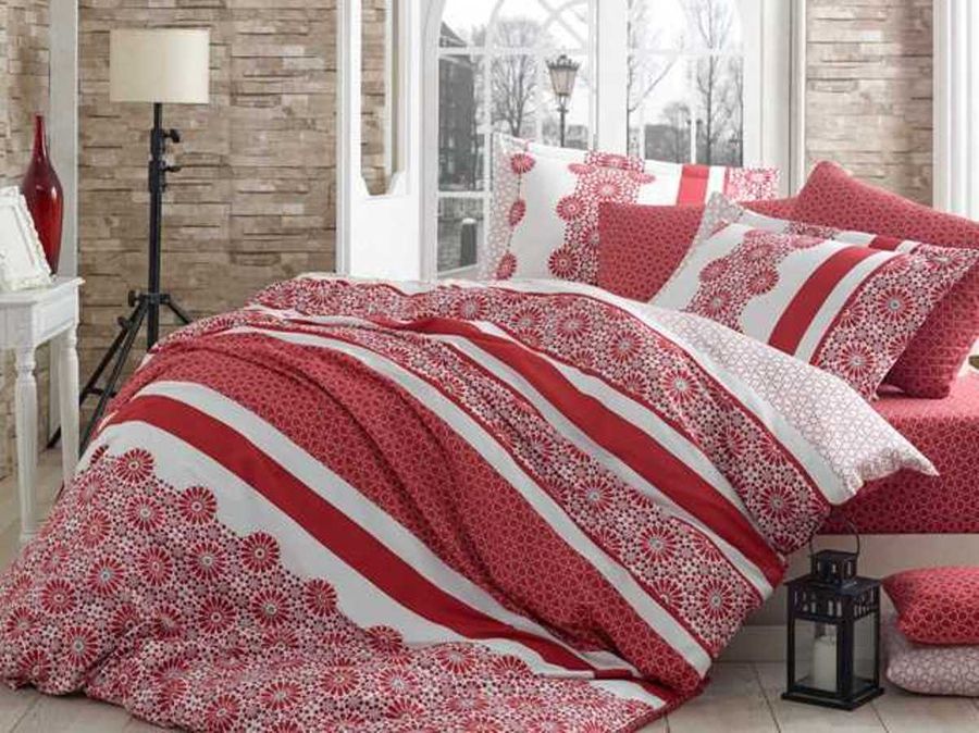 Комплект белья Hobby Home Collection Lisa, евро, наволочки 50x70, 70x70, цвет: красный391602 Комплект белья Hobby Home Collection Lisa, евро, наволочки 50x70, 70x70, цвет: красный391602Комплект постельного белья Hobby Home Collection изготовлен из высококачественного сатина (100% натурального хлопка путем сложного переплетения нескольких видов нитей). Ткань отличается хорошей способностью пропускать воздух и прекрасно впитывать влагу, благодаря чему подойдет людям, которые не переносят синтетическую ткань и прочие материалы, смешанные с синтетикой. Белье практически не мнется. Достоинства сатина: - он невероятно приятен на ощупь - гладкий, мягкий, нежный и необычайно плотный; - внешне, своим легким блеском, он напоминает дорогостоящий шелк, но по цене значительно ниже; - несмотря на мягкость, сатин прочен и долговечен благодаря особому переплетению нитей (по долговечности сатину нет равных); - ткань из натуральных хлопковых нитей обеспечивает абсолютную гигиеничность и гипоаллергенность; - применение современных технологий при нанесении принта гарантирует высокую цветоустойчивость и возможность создавать разнообразный дизайн. Белье становится ярким, стильным, оригинальным акцентом в вашей спальной комнате. Постельное белье из сатина поражает своей красотой и изяществом, создавая неповторимый интерьер в вашей спальне.