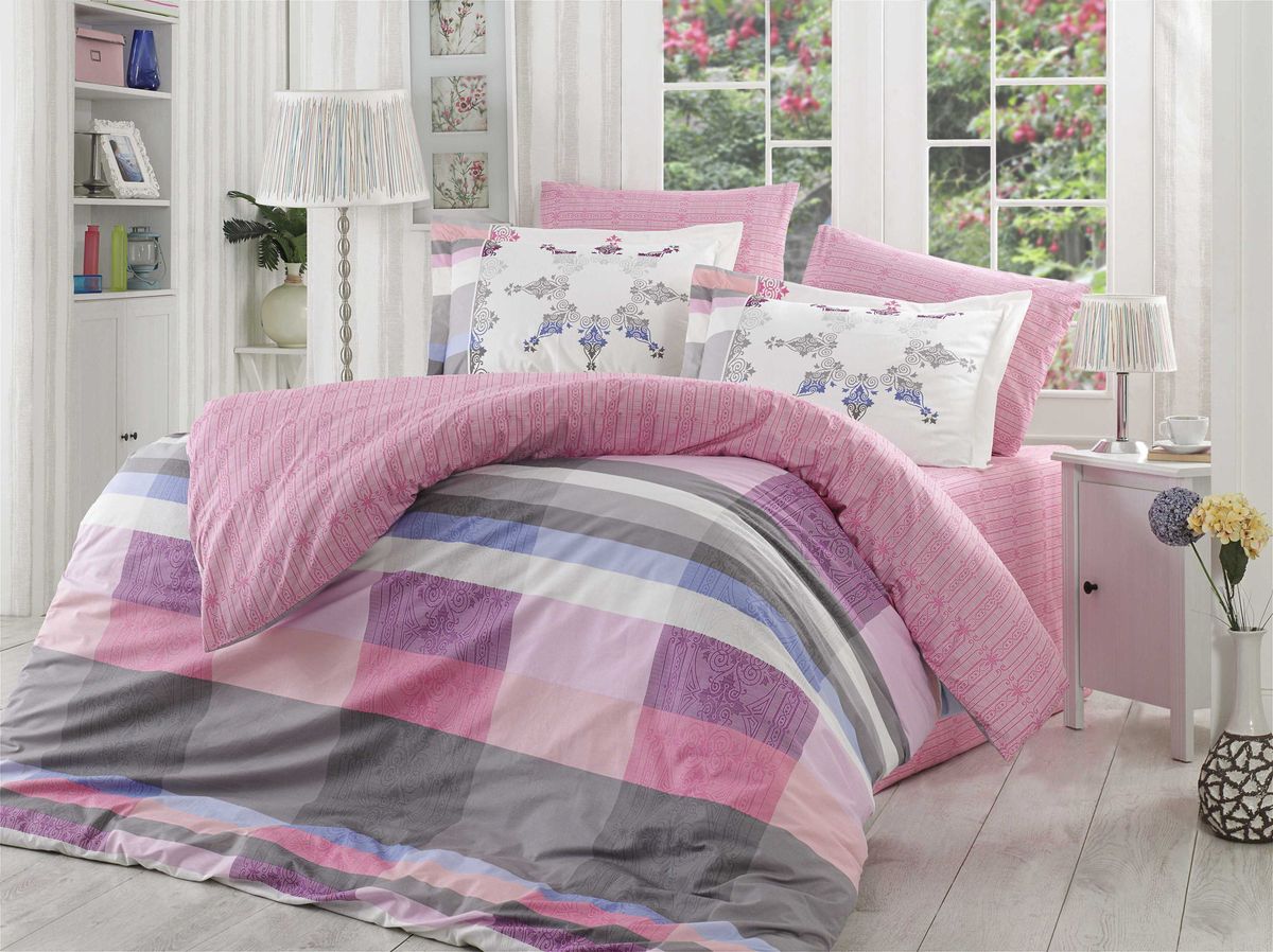 Комплект белья Hobby Home Collection Alanza, 1,5-спальный, наволочки 50x70, 70x70, цвет: лиловый391602 Комплект белья Hobby Home Collection Alanza, 1,5-спальный, наволочки 50x70, 70x70, цвет: лиловый391602Комплект белья Hobby Home Collection состоит из простыни, пододеяльника и 2 наволочек. Белье выполнено из поплина - это ткань из 100% натурального хлопка. По легенде этот материал впервые произвели во французской резиденции Папы Римского, городе Авиньон. За это ткань назвали поплином, что означает папский. По своим характеристикам она напоминает бязь, однако, на ощупь гораздо более мягкая и гладкая. Прекрасные потребительские качества обеспечили поплину популярность у розничного покупателя: ткань не выцветает и не мнется, ее можно не гладить вообще; не линяет и не деформируется при стирке до сорока градусов; на 100% состоит из натуральных хлопковых волокон.